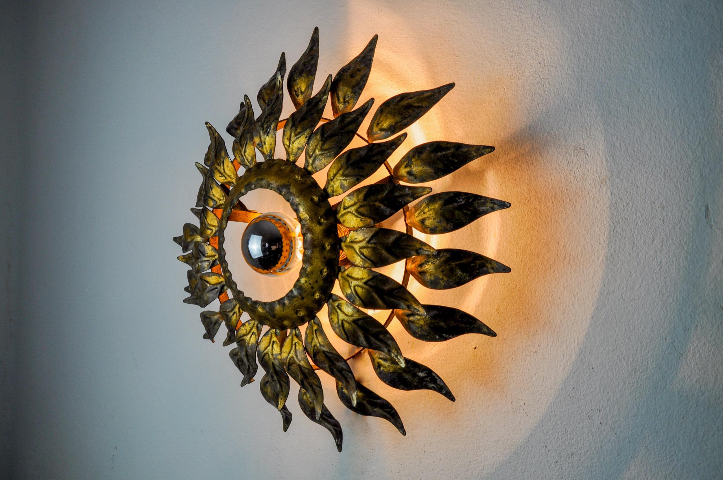 Très belle et rare lampe solaire, conçue et produite par ferro arte en Espagne dans les années 1960. Structure en métal doré à la feuille d'or. Objet unique qui illuminera à merveille et apportera une véritable touche design à votre intérieur.