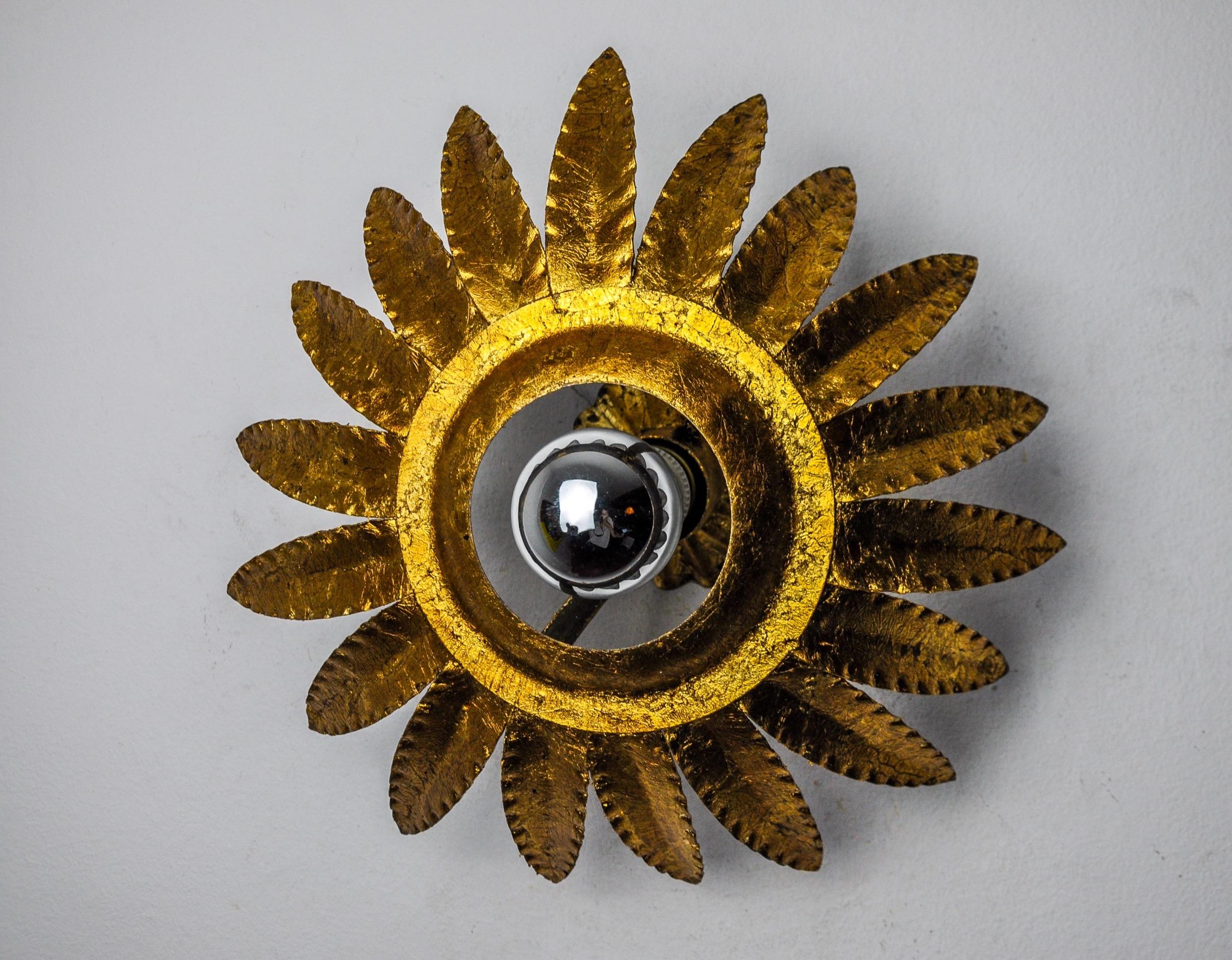 Bellissima e rara lampada da parete, progettata e prodotta da Ferro Art in Spagna negli anni Sessanta. Struttura in metallo dorata con foglia d'oro. Oggetti unici che illumineranno meravigliosamente e daranno un vero tocco di design ai tuoi interni.