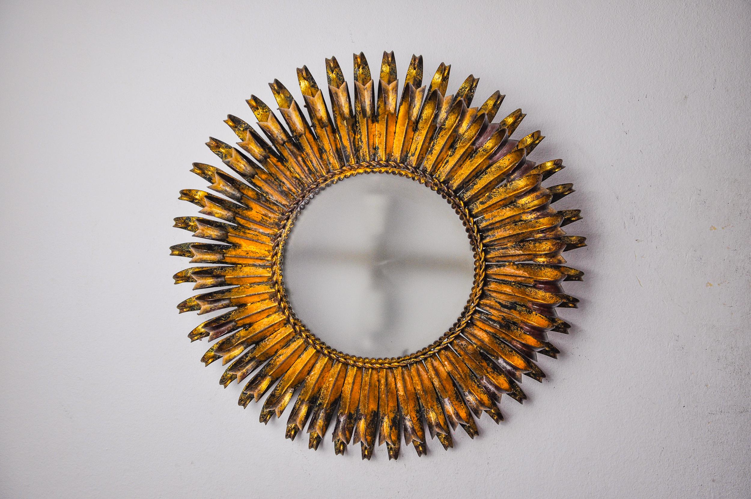 Grande e rara lampada da parete a luce solare, progettata e prodotta da Ferro Art in Spagna negli anni Sessanta. Struttura in metallo dorata con foglia d'oro. Un oggetto unico che illuminerà meravigliosamente e darà un vero tocco di design ai tuoi