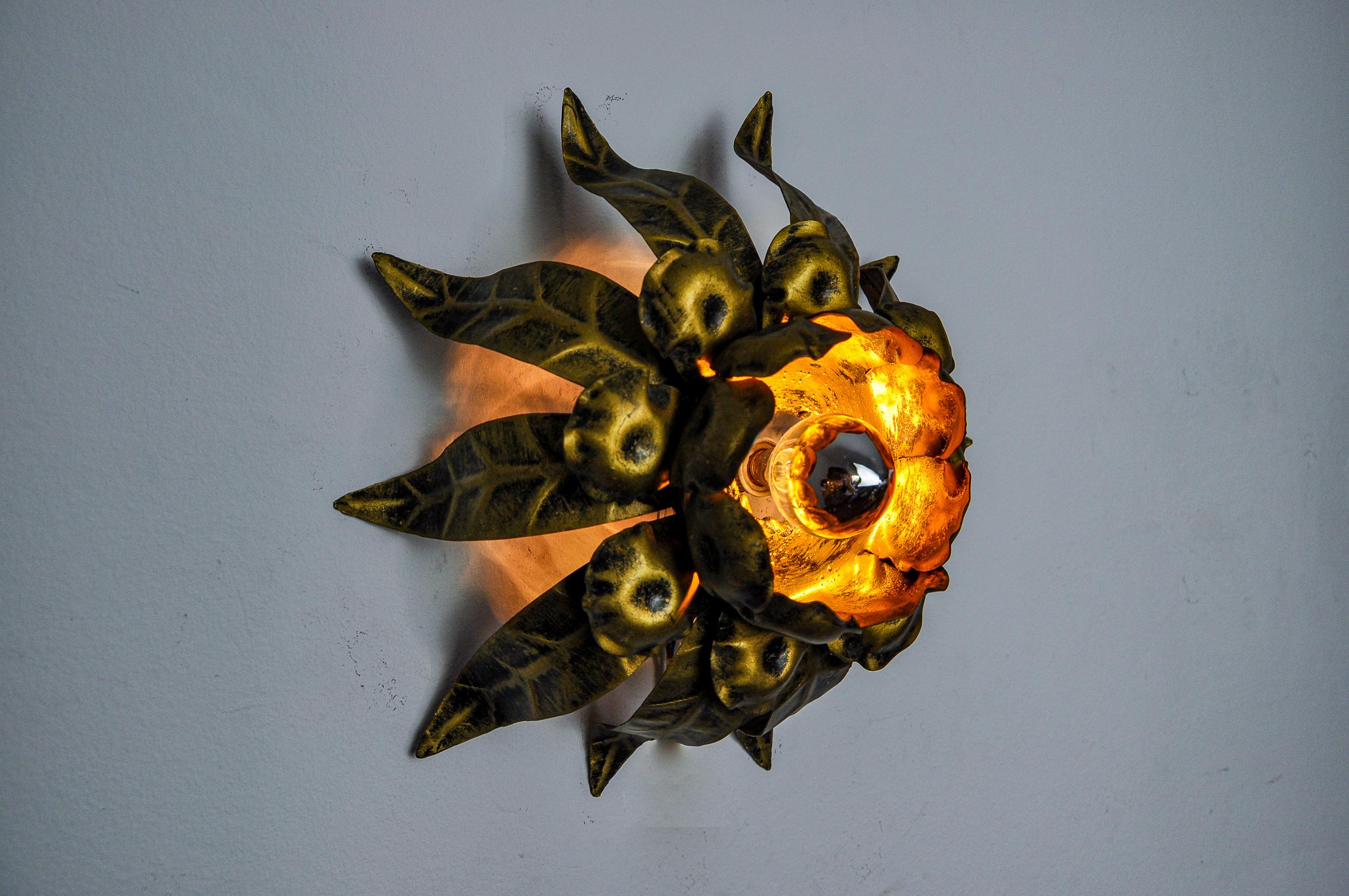 Bellissima lampada da parete a luce solare, progettata e prodotta da Ferro Art in Spagna negli anni '60. Struttura in metallo dorata con foglia d'oro. Un oggetto unico che illuminerà meravigliosamente e darà un vero tocco di design ai tuoi interni.