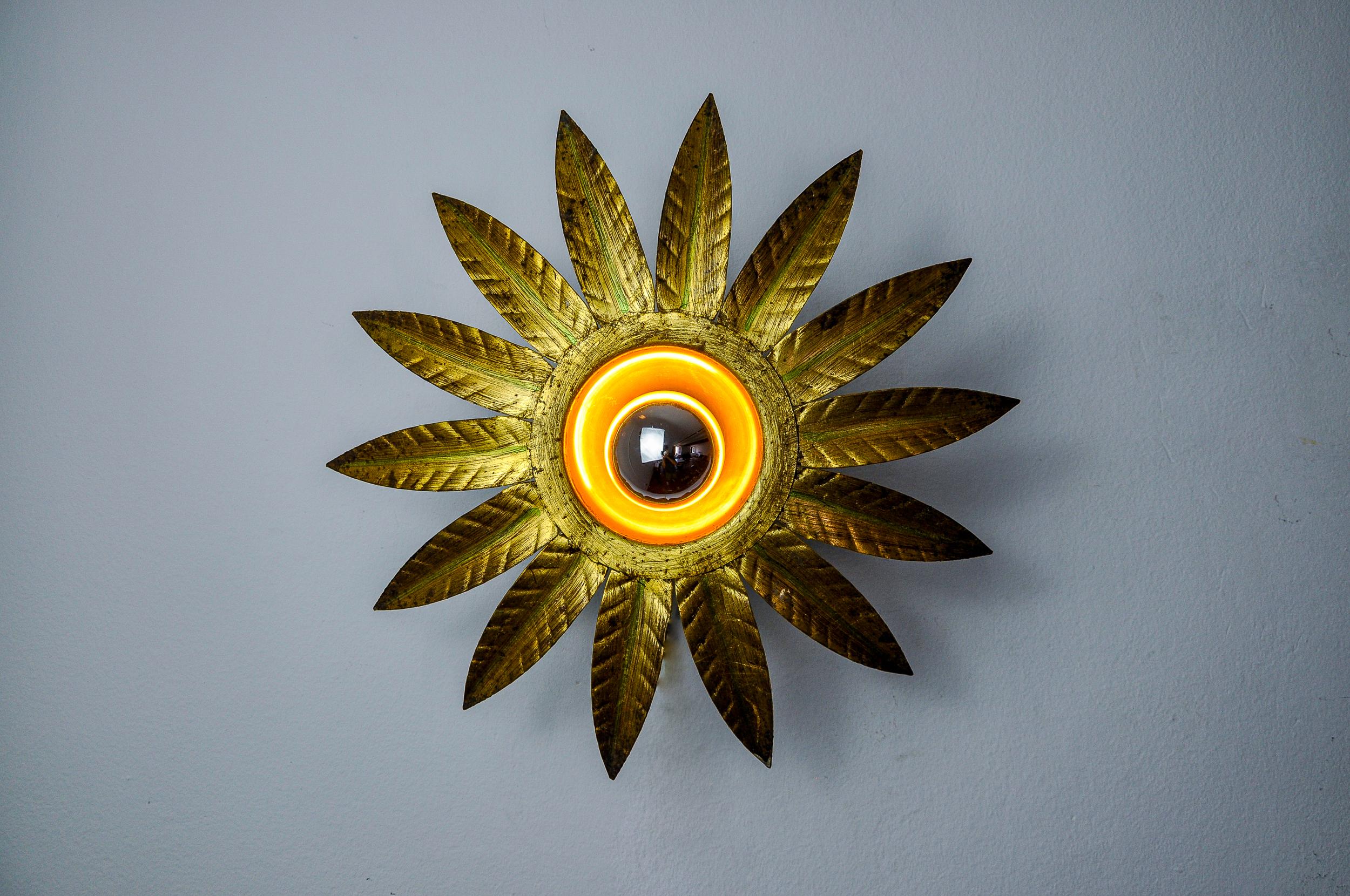 Bellissima e rara lampada da parete, progettata e prodotta da Ferro Art in Spagna negli anni Sessanta. Struttura in metallo dorata con foglia d'oro. Un oggetto unico che illuminerà meravigliosamente e darà un vero tocco di design ai tuoi interni.