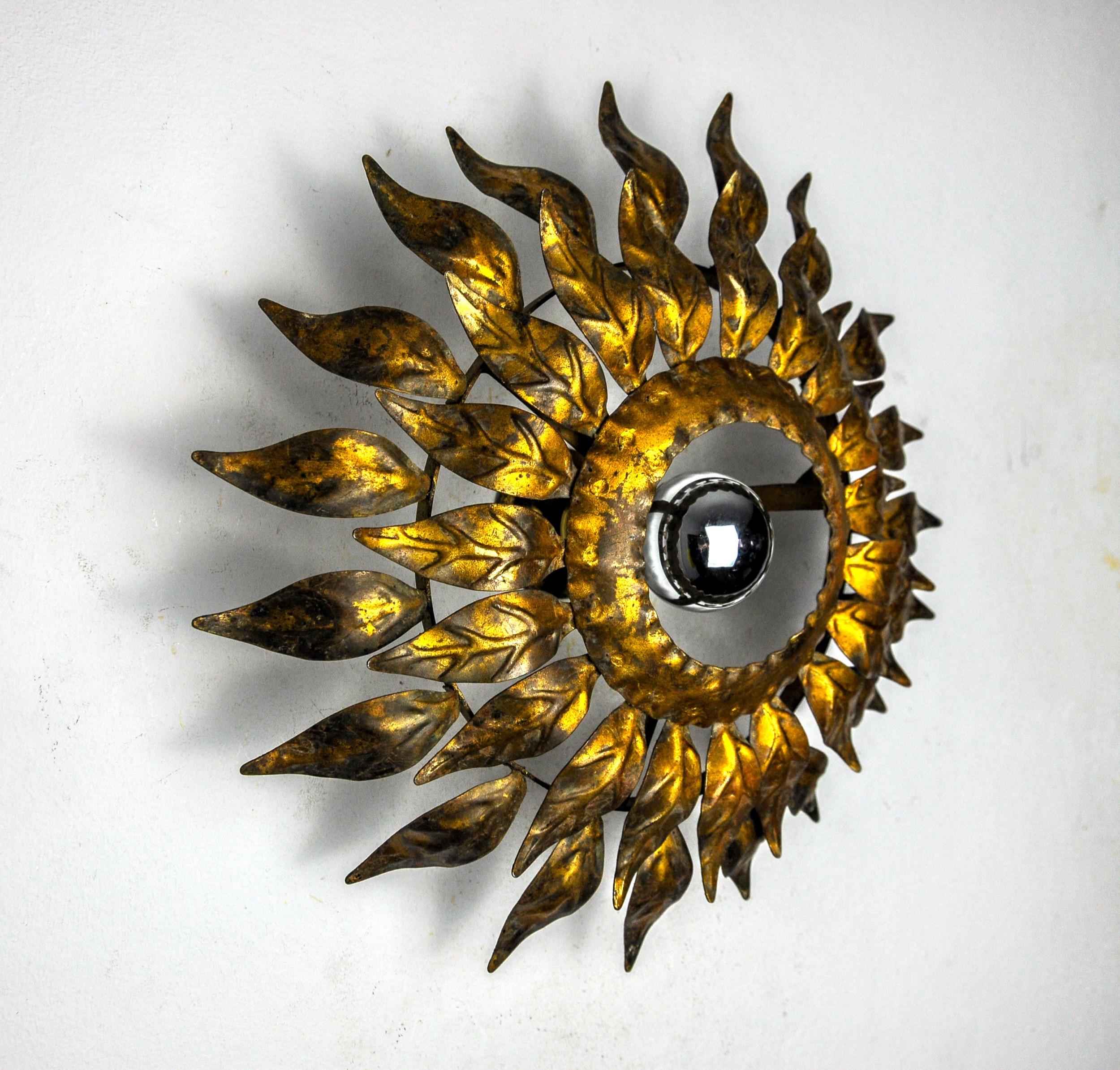 Hollywood Regency Sun wall lamp by ferro arte, metal and gold leaf, Spain, 1960 For Sale