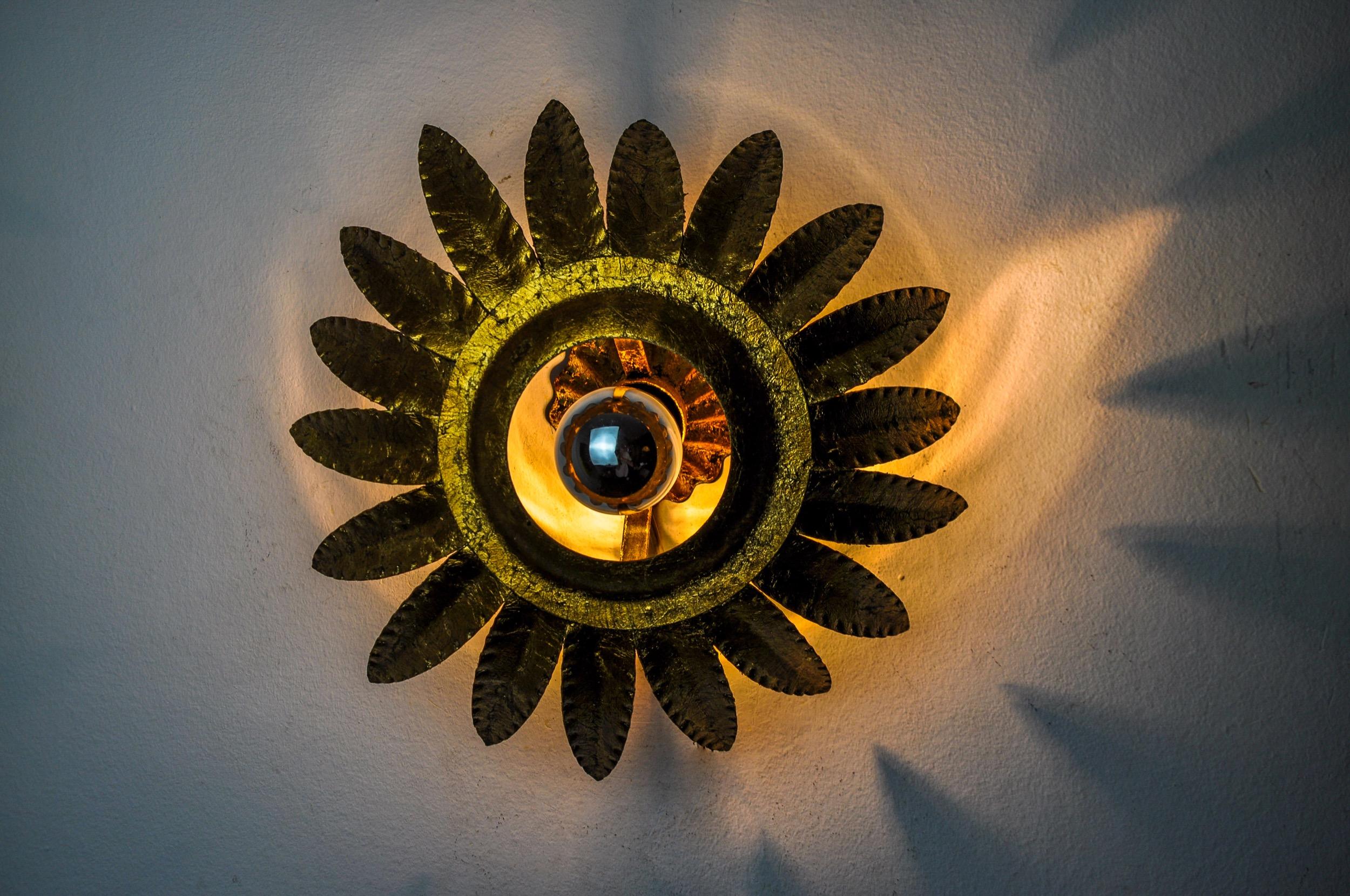 Hollywood Regency Lampada da parete Sun di ferro arte, metallo e foglia d'oro, Spagna, 1960 in vendita
