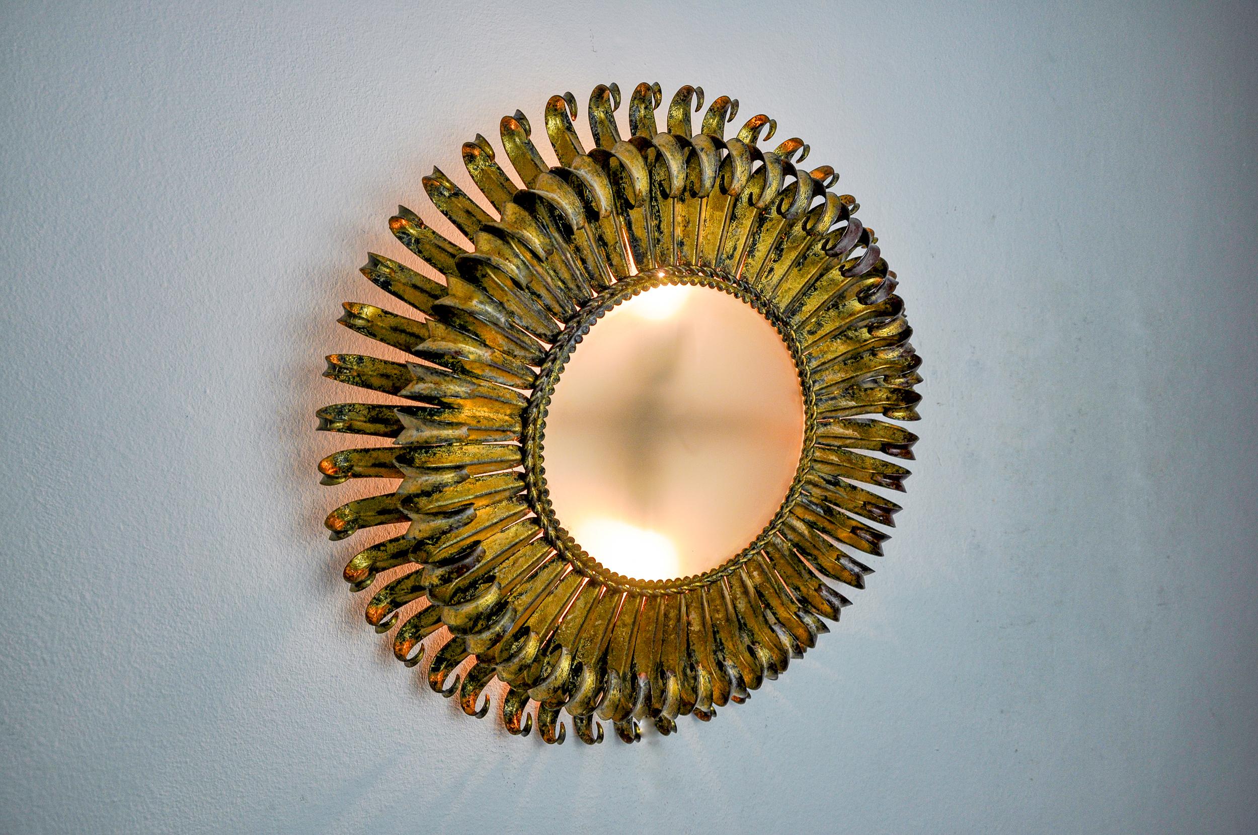 Hollywood Regency Lampada da parete Sun di ferro arte, metallo e foglia d'oro, Spagna, 1960 in vendita