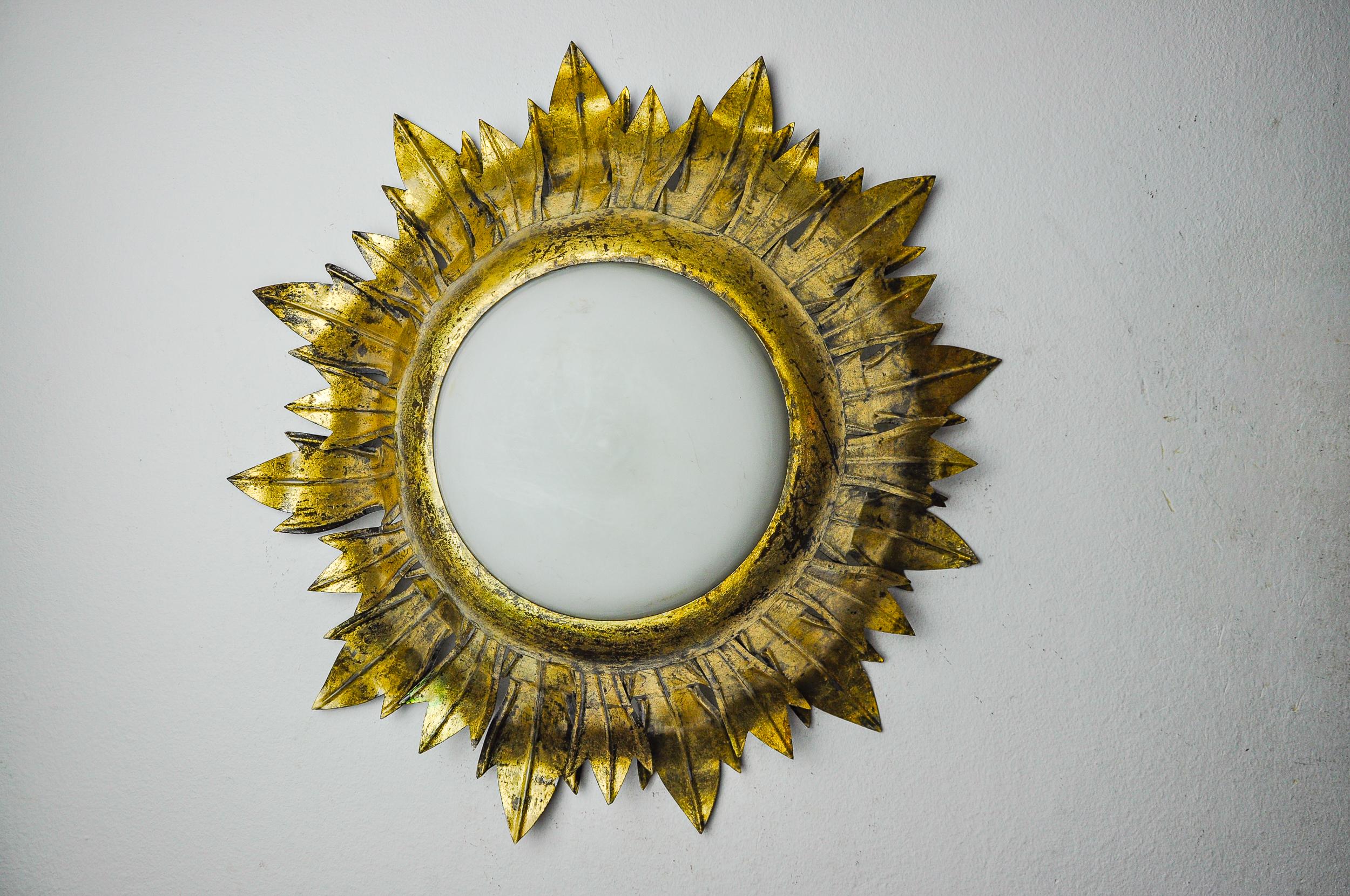 Hollywood Regency Applique Sun de ferro arte, métal et feuille d'or, spain, 1960 en vente