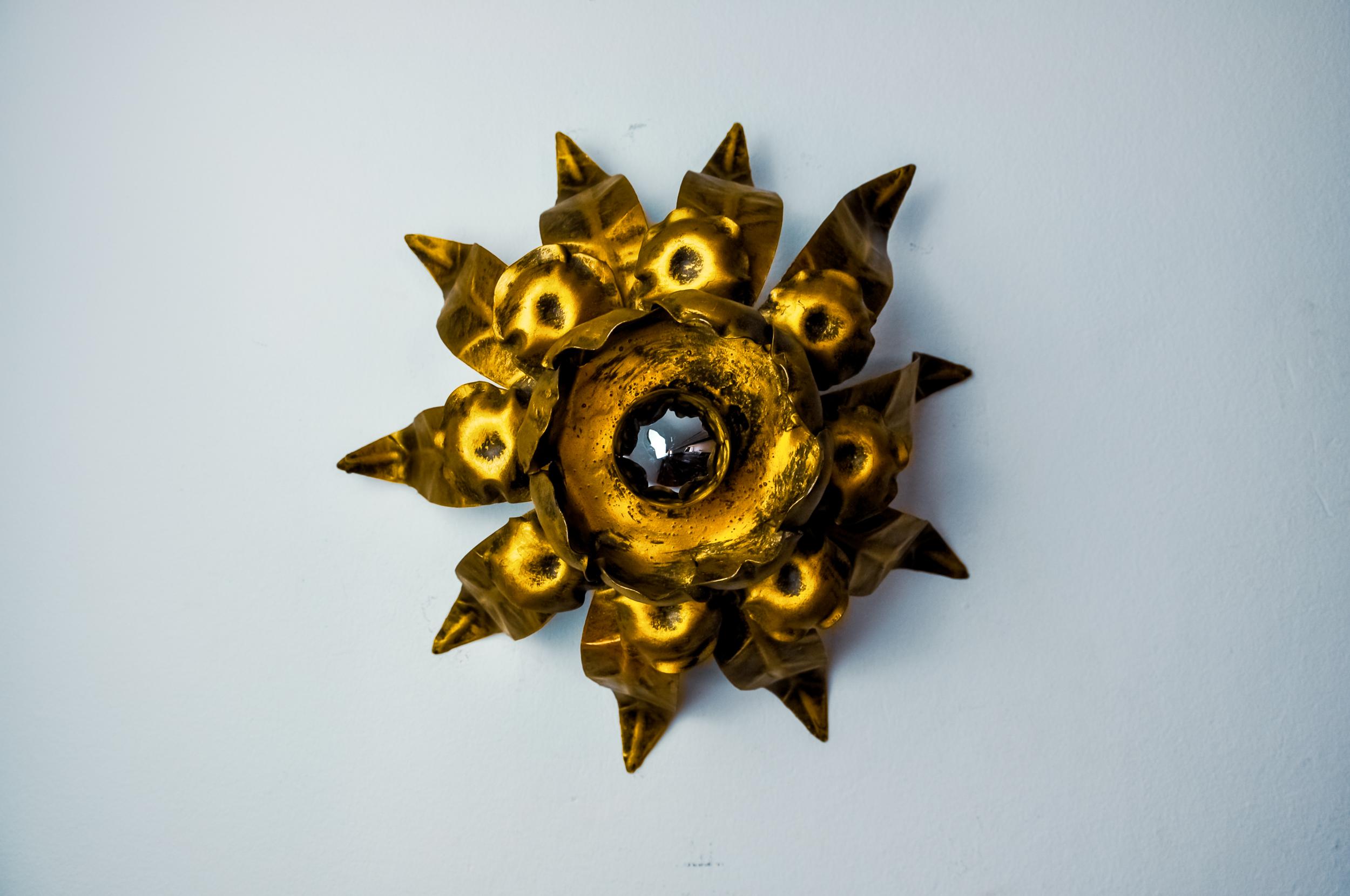 Hollywood Regency Lampada da parete Sun di ferro arte, metallo e foglia d'oro, Spagna, 1960 in vendita