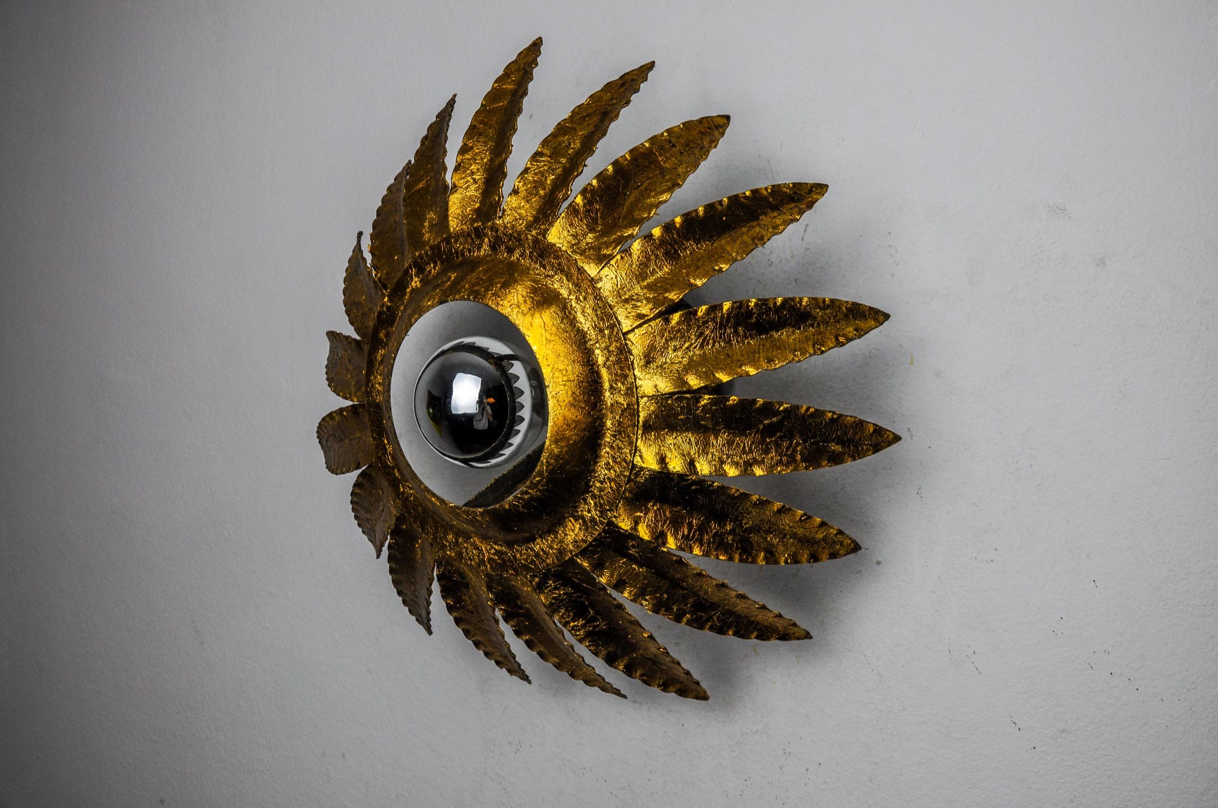Spagnolo Lampada da parete Sun di ferro arte, metallo e foglia d'oro, Spagna, 1960 in vendita