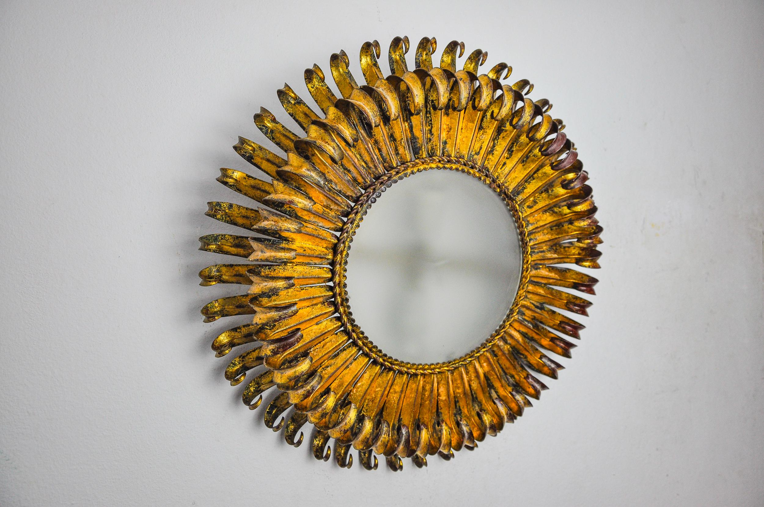 Spagnolo Lampada da parete Sun di ferro arte, metallo e foglia d'oro, Spagna, 1960 in vendita