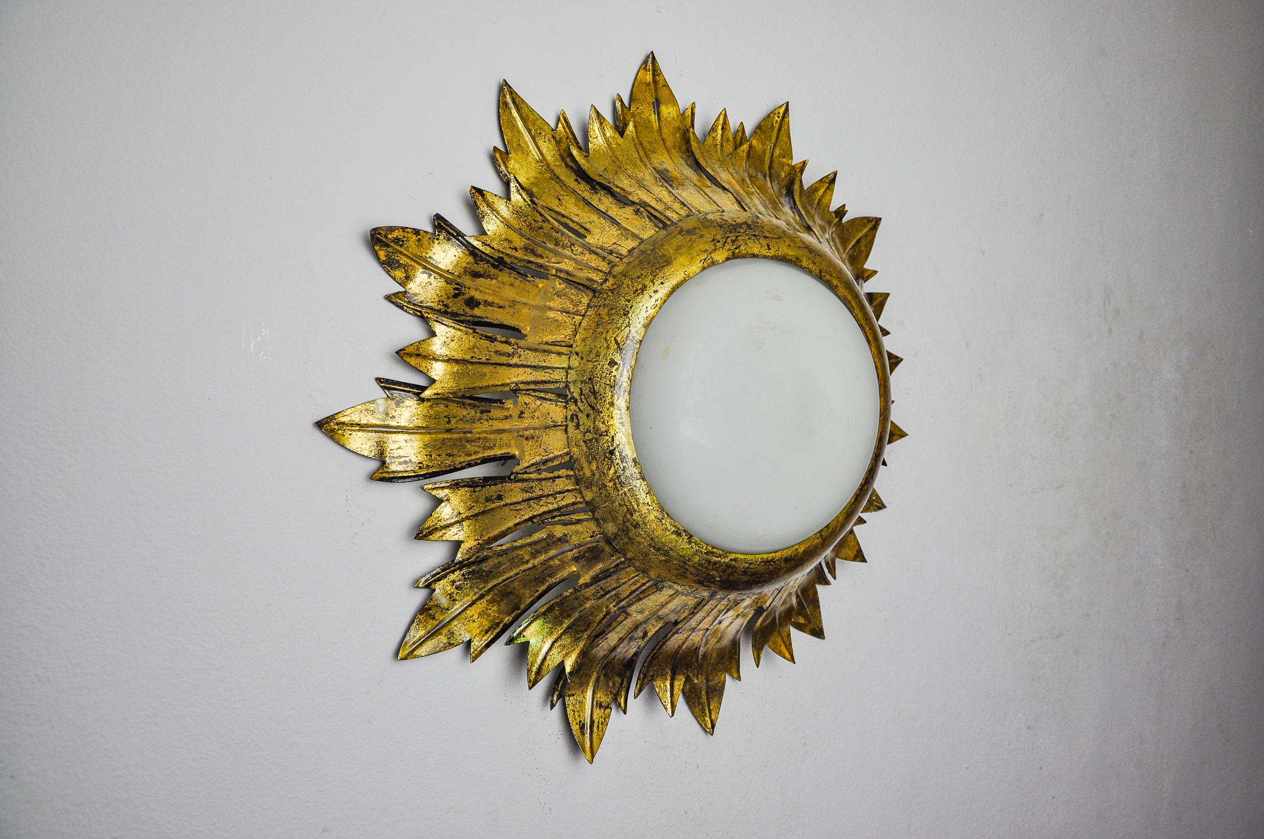 Espagnol Applique Sun de ferro arte, métal et feuille d'or, spain, 1960 en vente