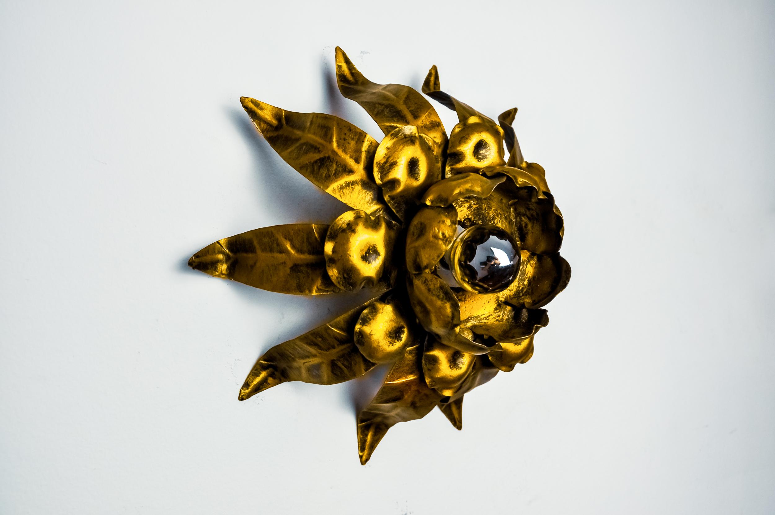 Spagnolo Lampada da parete Sun di ferro arte, metallo e foglia d'oro, Spagna, 1960 in vendita