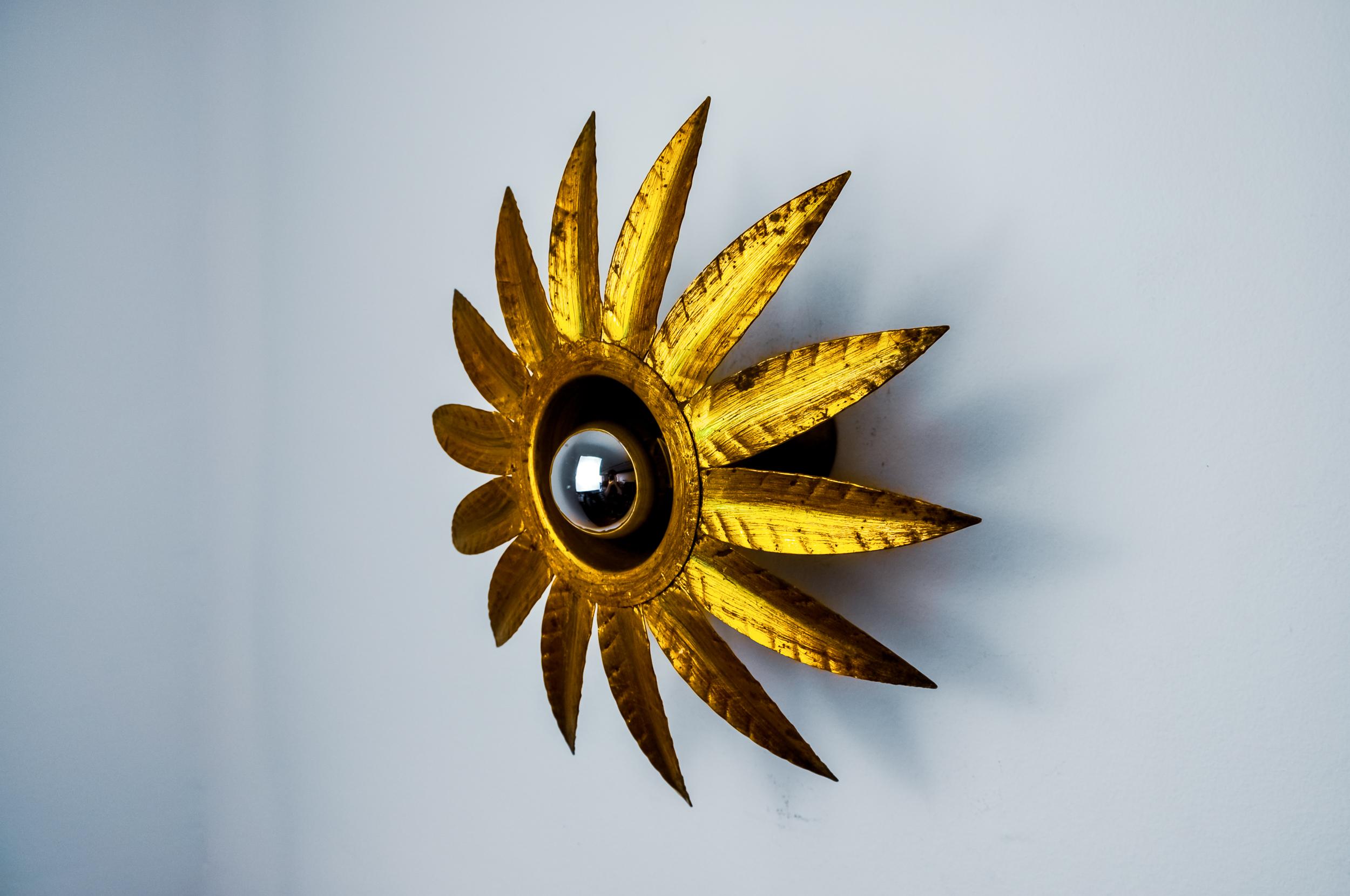 Spagnolo Lampada da parete Sun di ferro arte, metallo e foglia d'oro, Spagna, 1960 in vendita