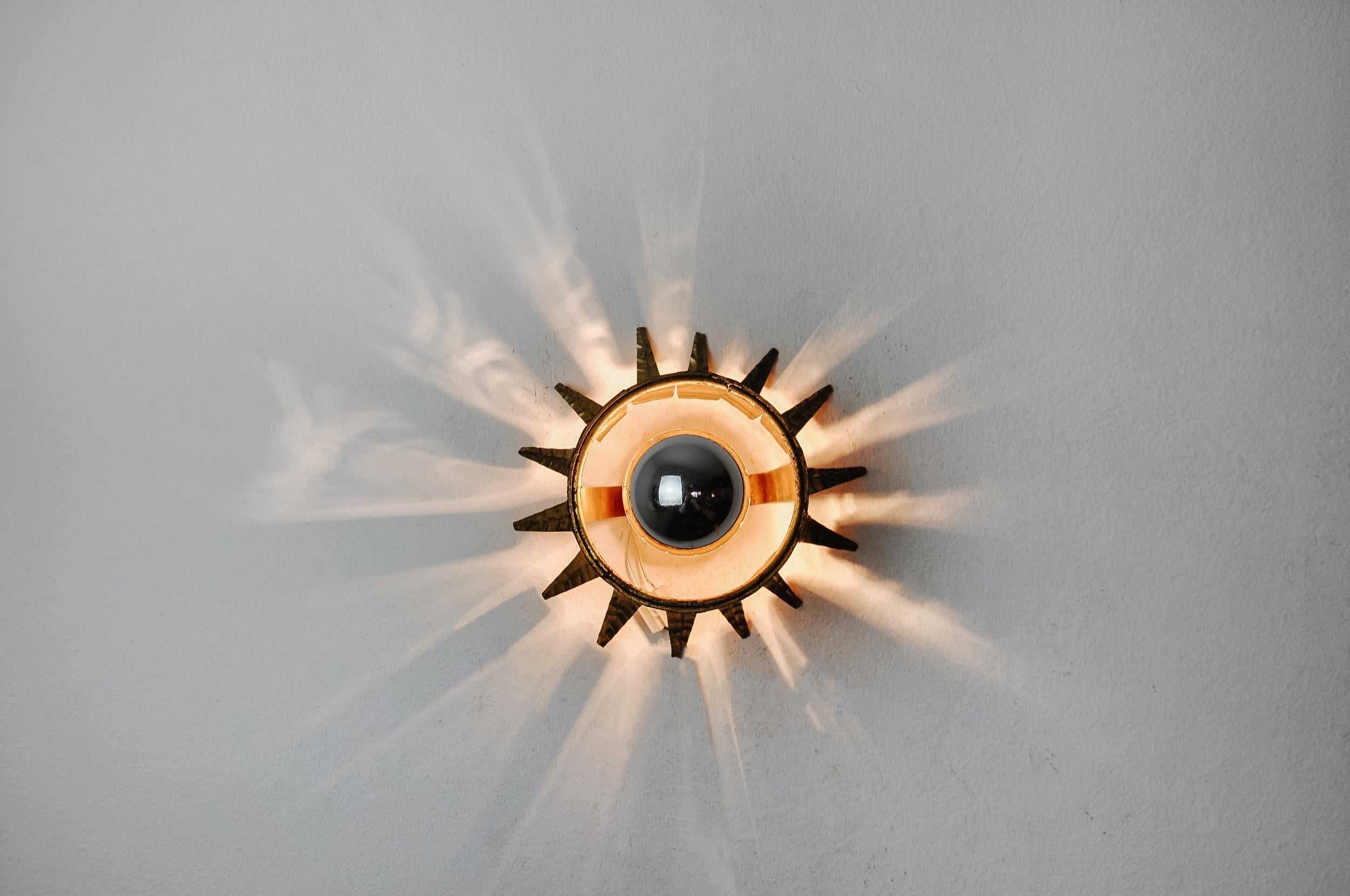 Applique Sun de ferro arte, métal et feuille d'or, spain, 1960 Bon état - En vente à BARCELONA, ES