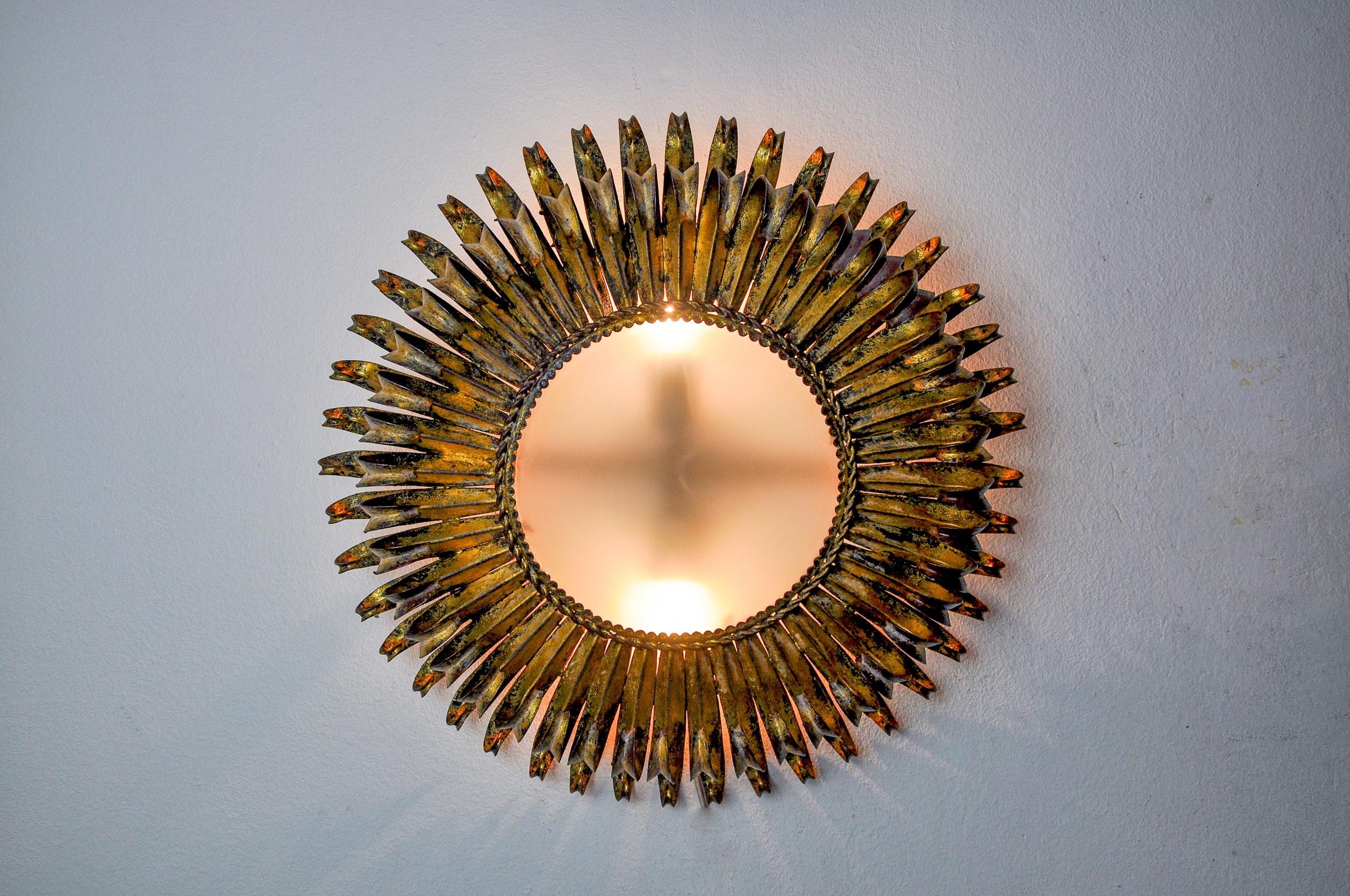 Lampada da parete Sun di ferro arte, metallo e foglia d'oro, Spagna, 1960 In condizioni buone in vendita a BARCELONA, ES
