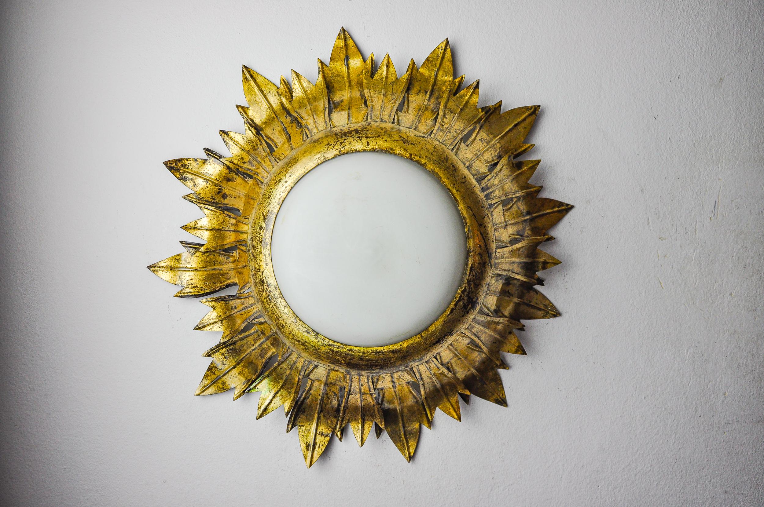 Applique Sun de ferro arte, métal et feuille d'or, spain, 1960 Bon état - En vente à BARCELONA, ES