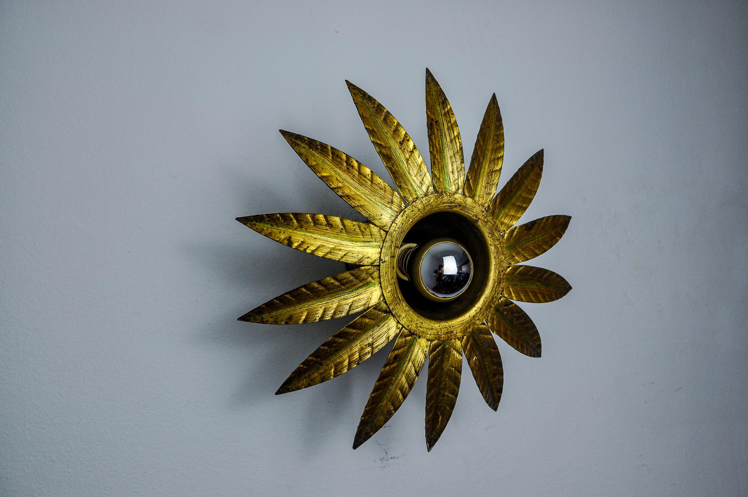 Lampada da parete Sun di ferro arte, metallo e foglia d'oro, Spagna, 1960 In condizioni buone in vendita a BARCELONA, ES
