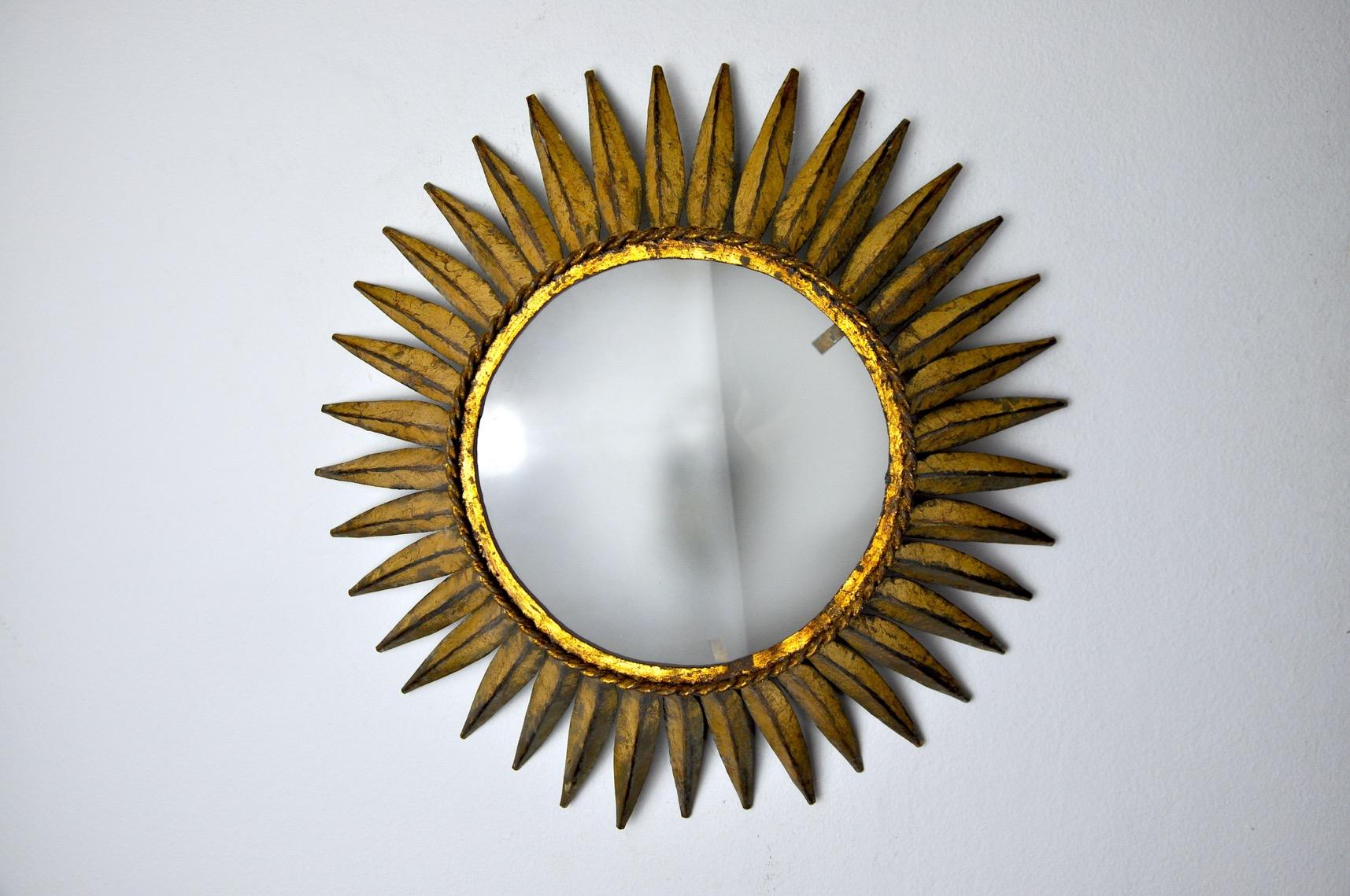 Very beautiful sun wall lamp, designed and produced by Ferro Arte in Spain in the 1960s. Structure in metal gilded with gold leaf and opaque white crystal. Unique object that will illuminate marvelously and bring a real design touch to your