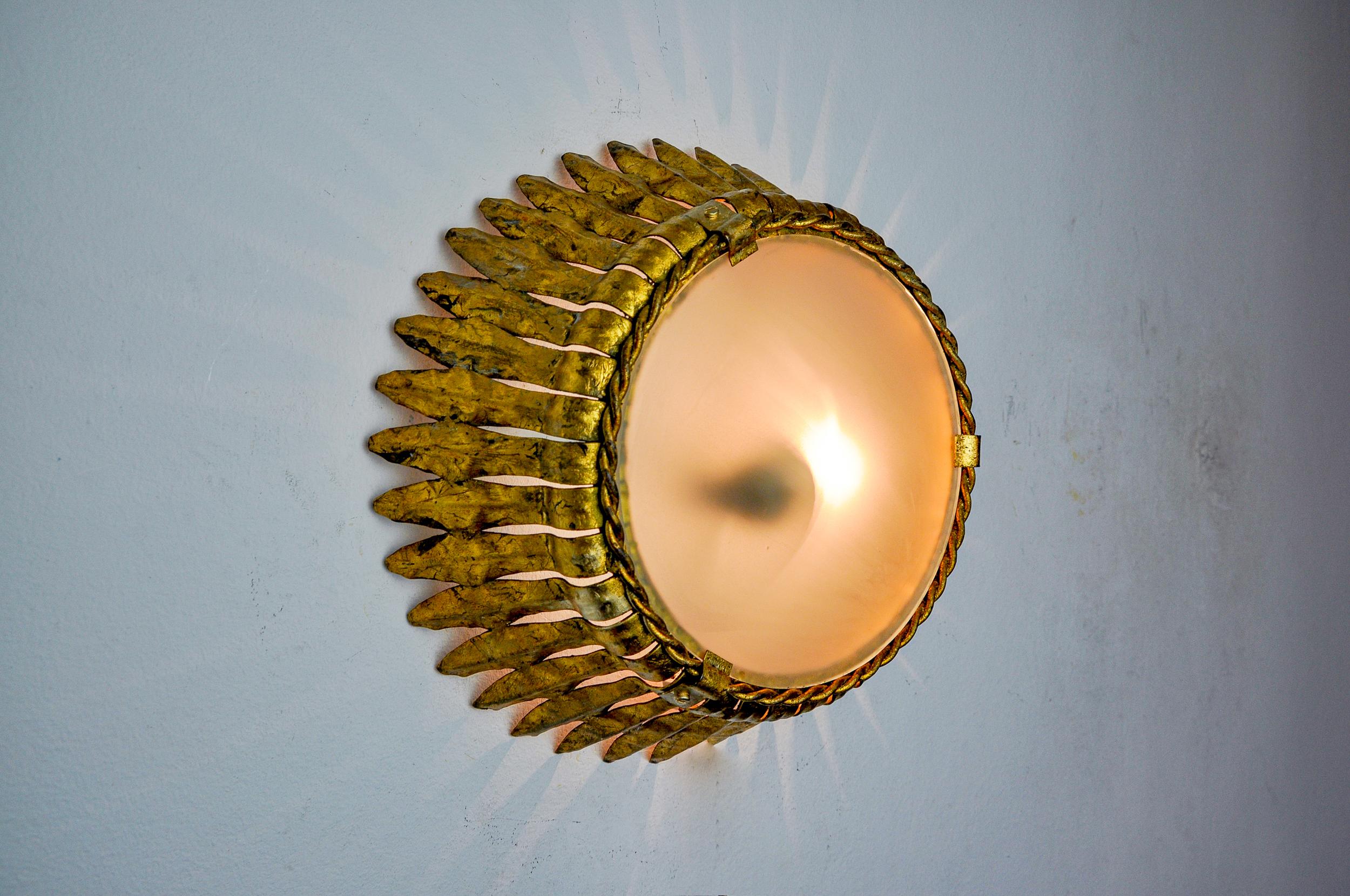 Milieu du XXe siècle Applique Sun de ferro arte, métal et feuille d'or, spain, 1960 en vente