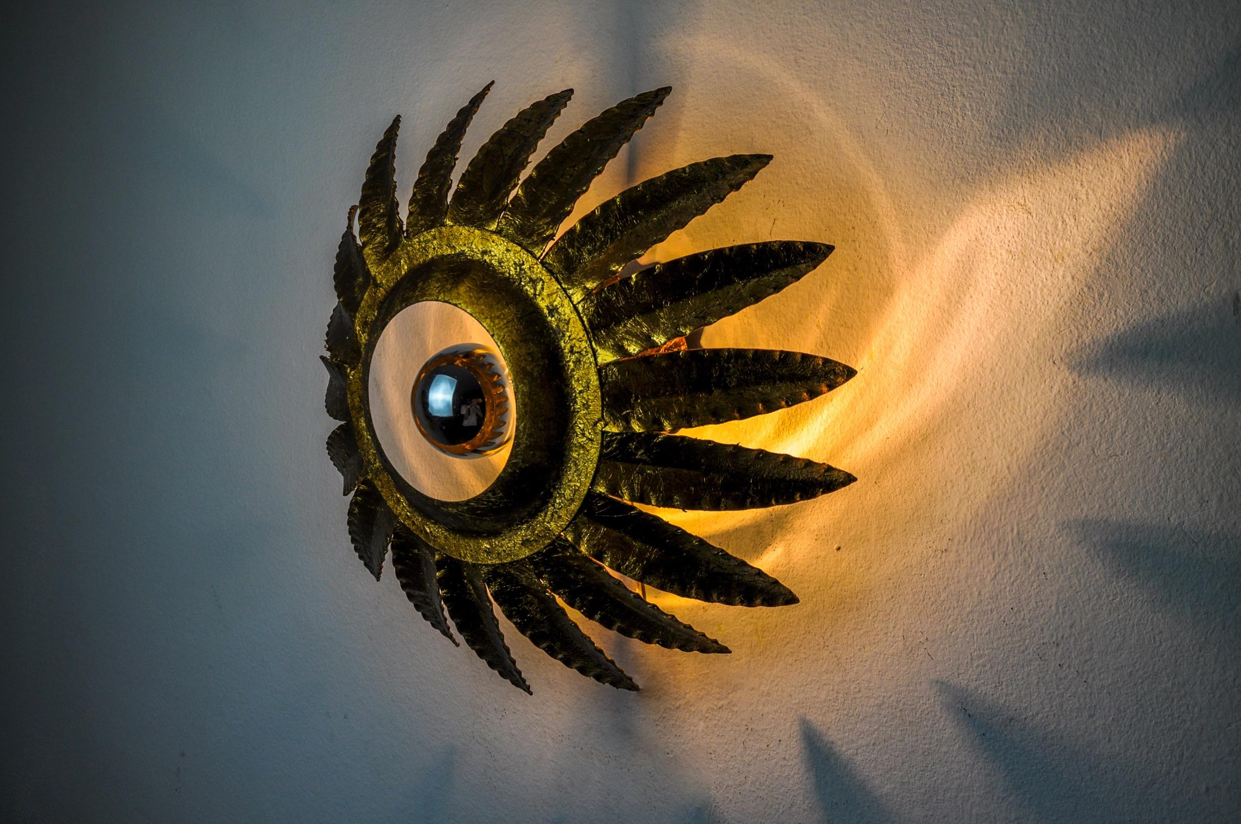 Metà XX secolo Lampada da parete Sun di ferro arte, metallo e foglia d'oro, Spagna, 1960 in vendita