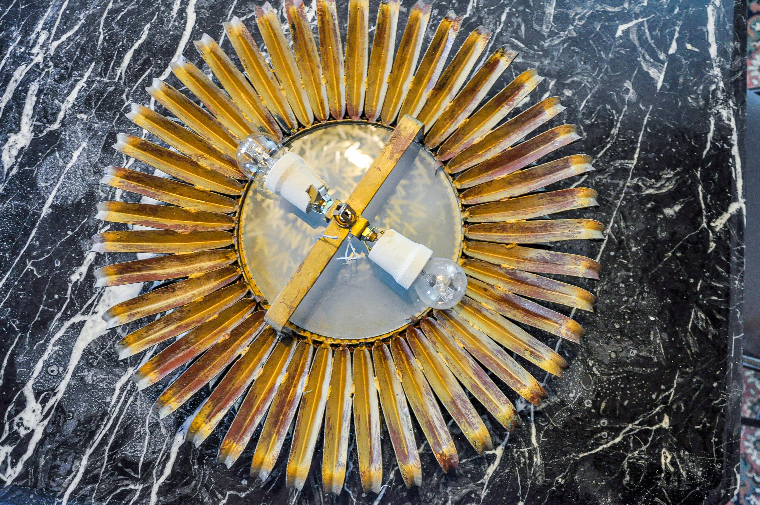 Metà XX secolo Lampada da parete Sun di ferro arte, metallo e foglia d'oro, Spagna, 1960 in vendita