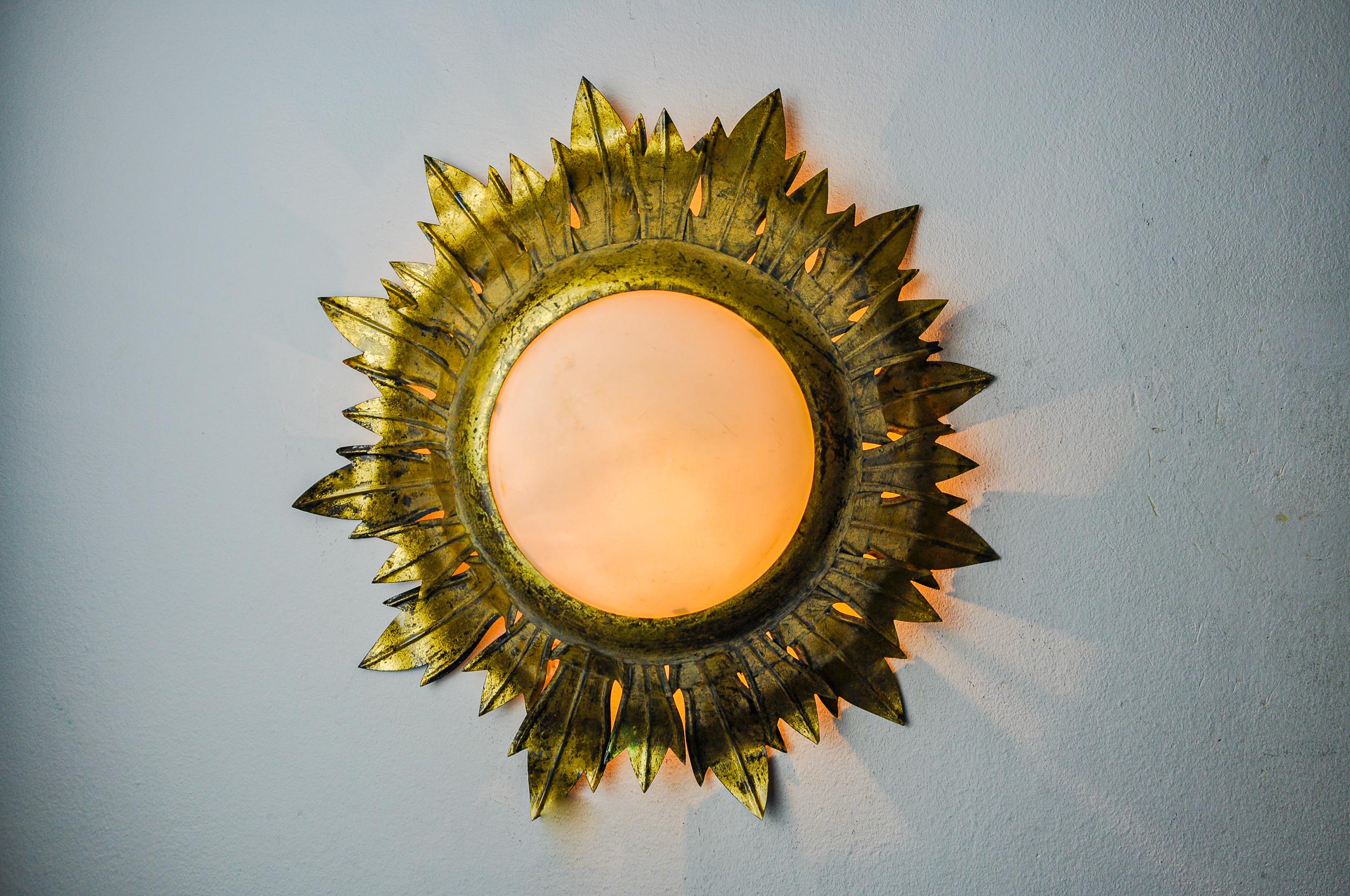 Milieu du XXe siècle Applique Sun de ferro arte, métal et feuille d'or, spain, 1960 en vente