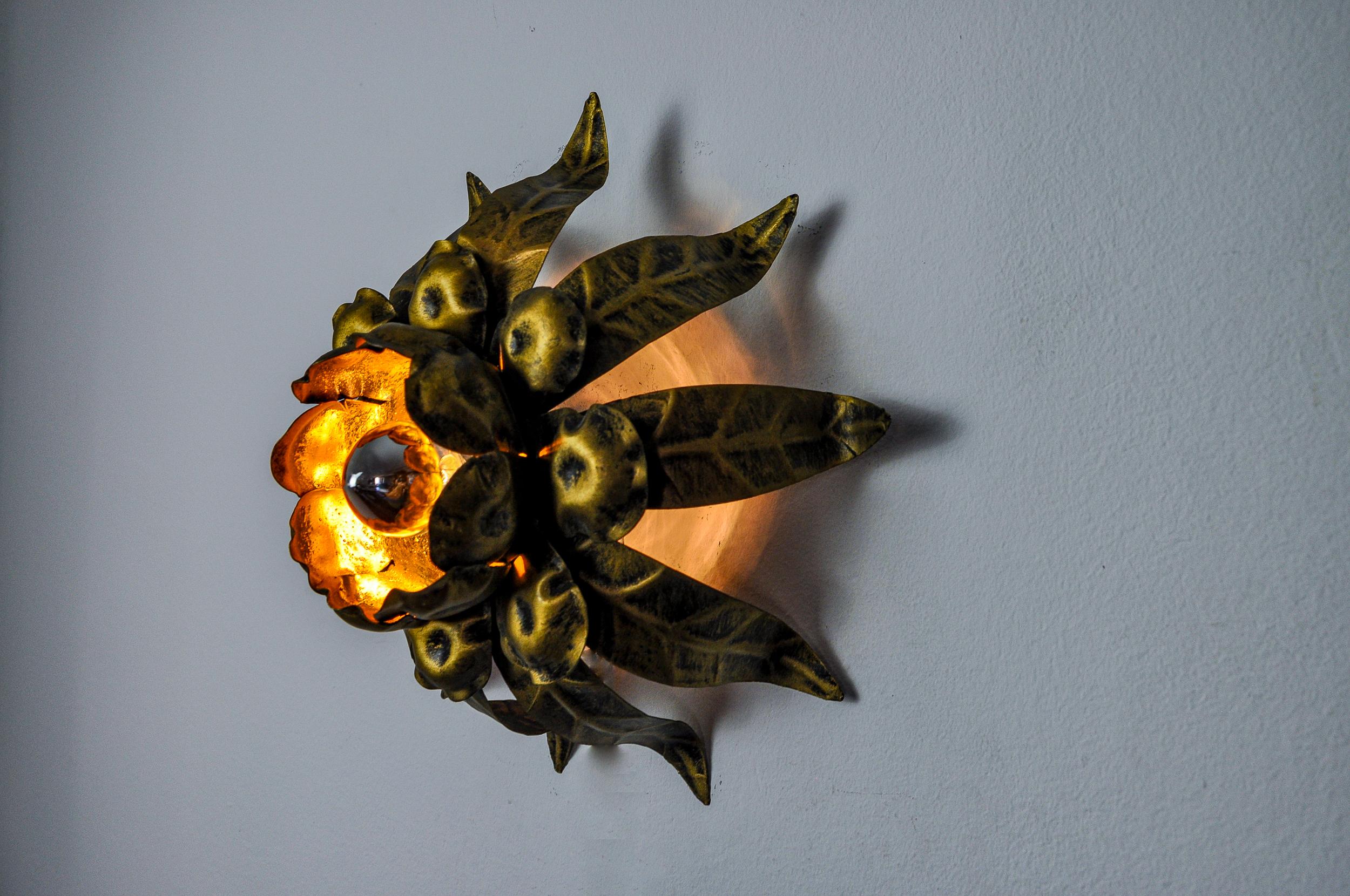 Metà XX secolo Lampada da parete Sun di ferro arte, metallo e foglia d'oro, Spagna, 1960 in vendita