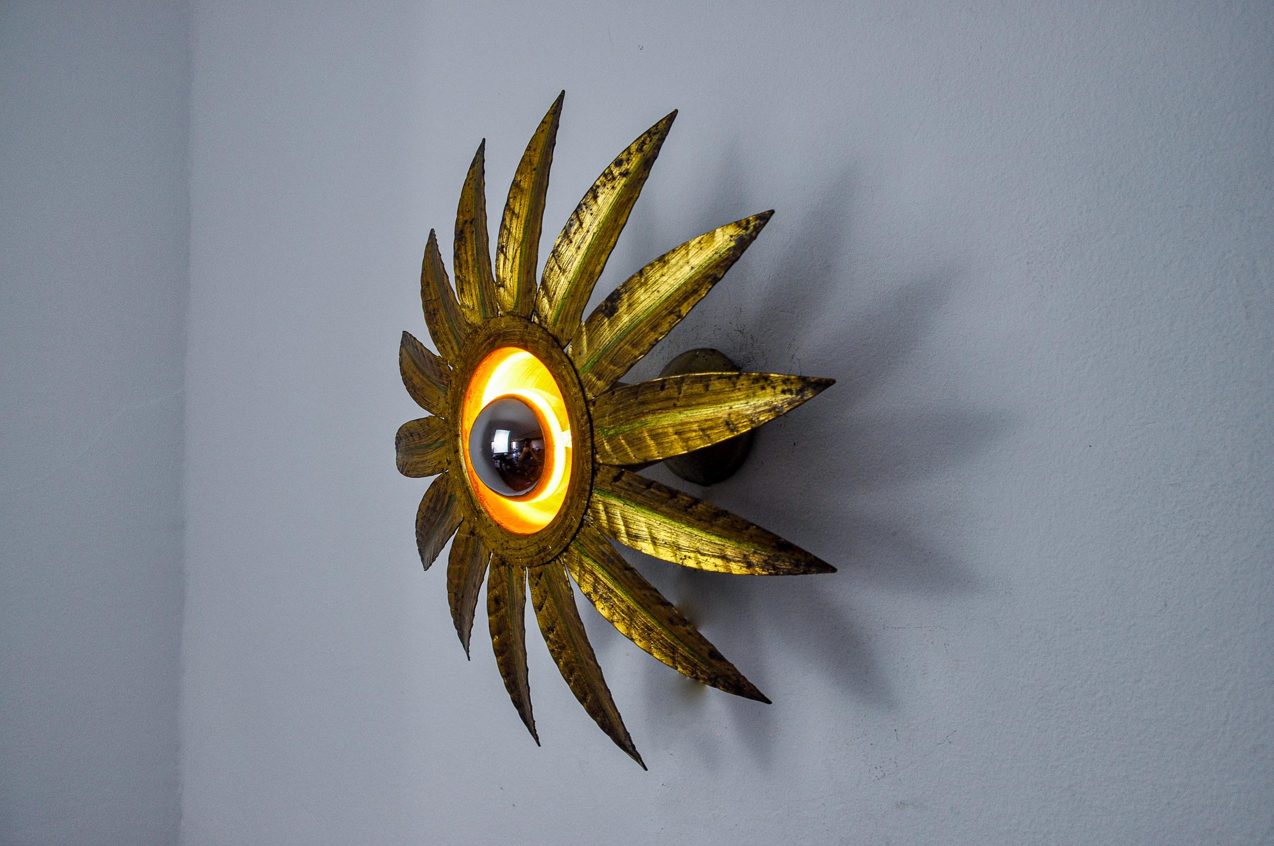 Metà XX secolo Lampada da parete Sun di ferro arte, metallo e foglia d'oro, Spagna, 1960 in vendita