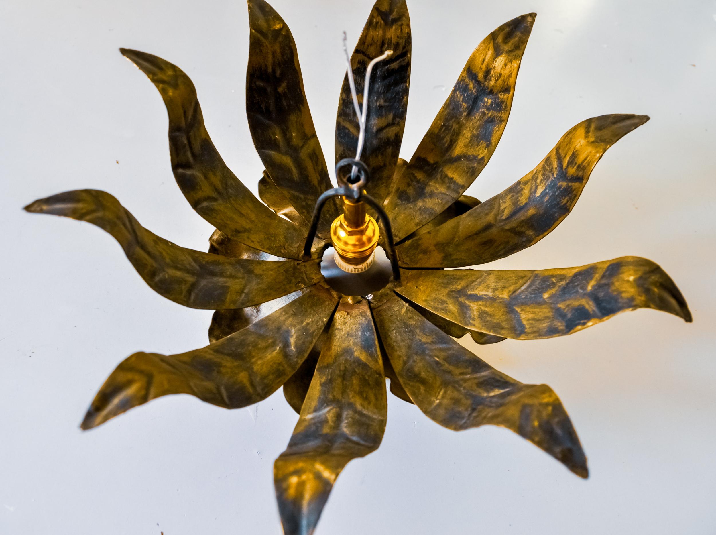 Metallo Lampada da parete Sun di ferro arte, metallo e foglia d'oro, Spagna, 1960 in vendita