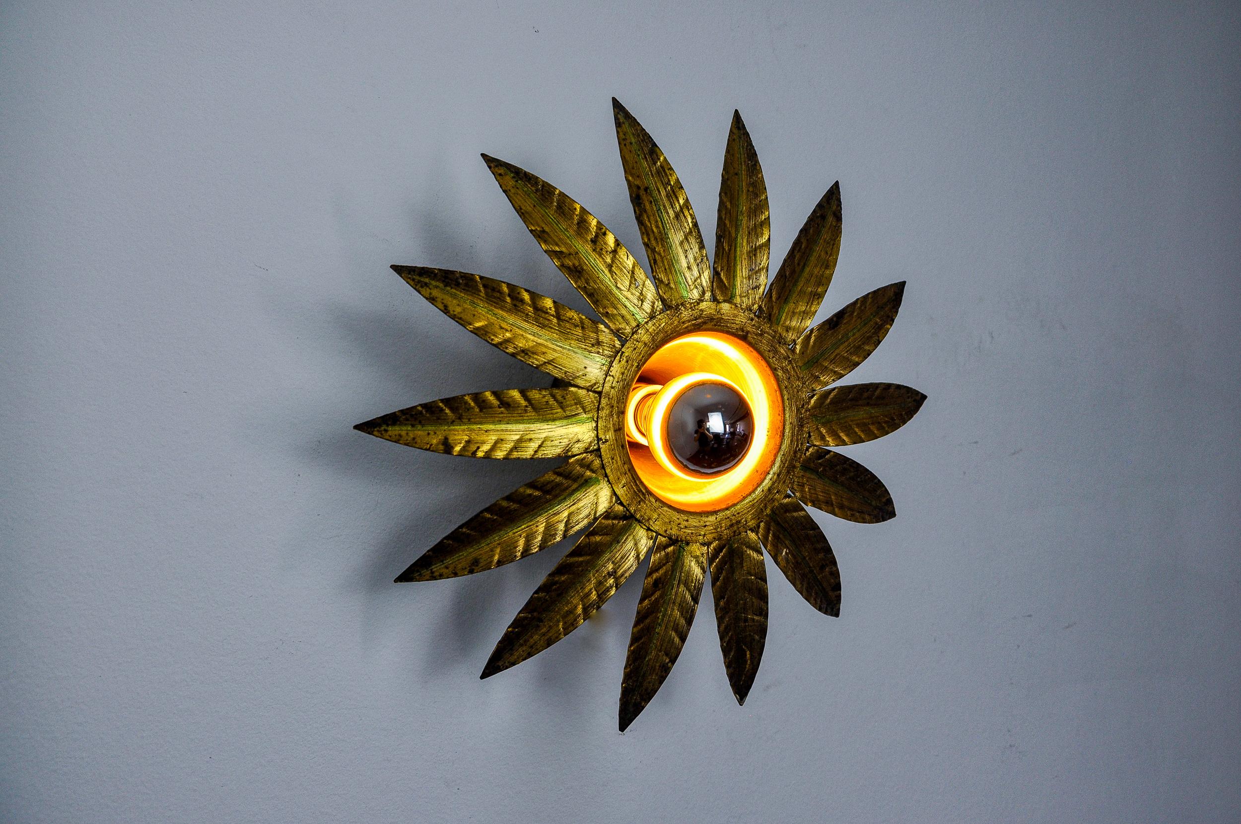 Metallo Lampada da parete Sun di ferro arte, metallo e foglia d'oro, Spagna, 1960 in vendita