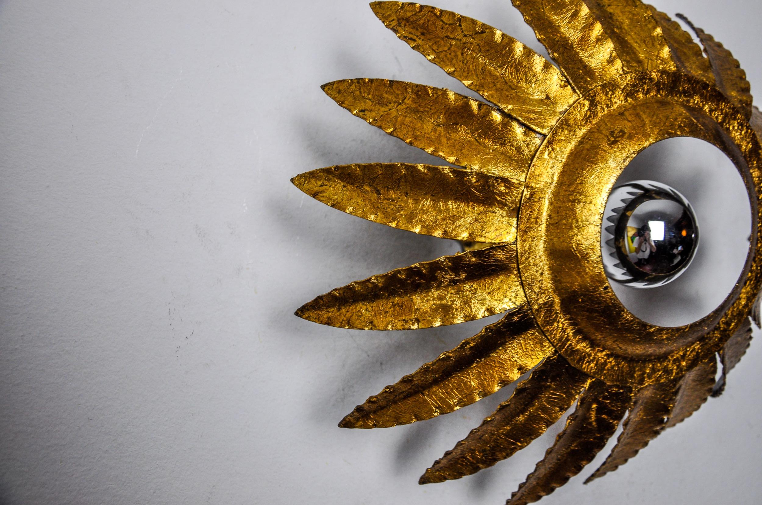 Lampada da parete Sun di ferro arte, metallo e foglia d'oro, Spagna, 1960 in vendita 1