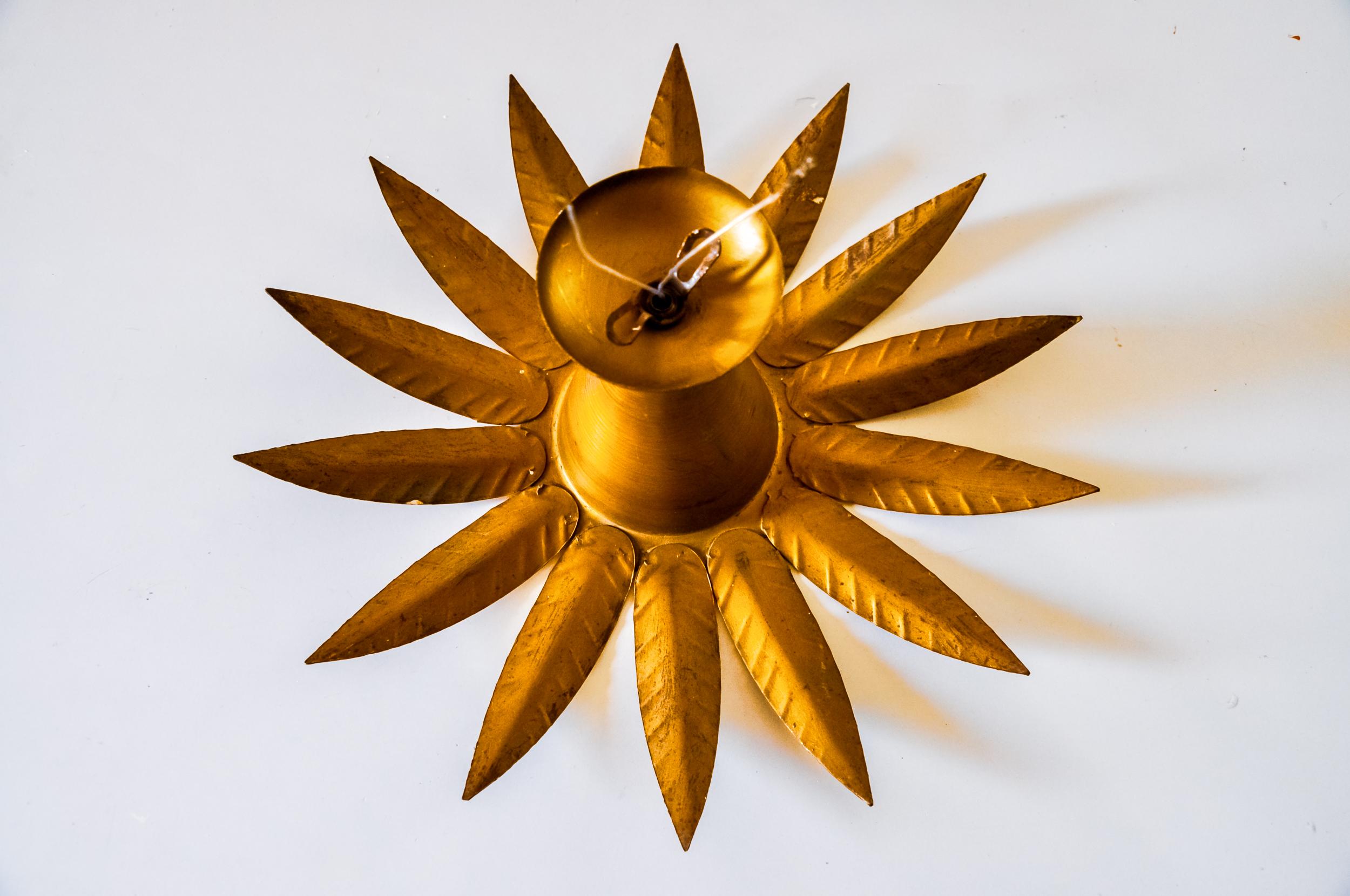 Lampada da parete Sun di ferro arte, metallo e foglia d'oro, Spagna, 1960 in vendita 1