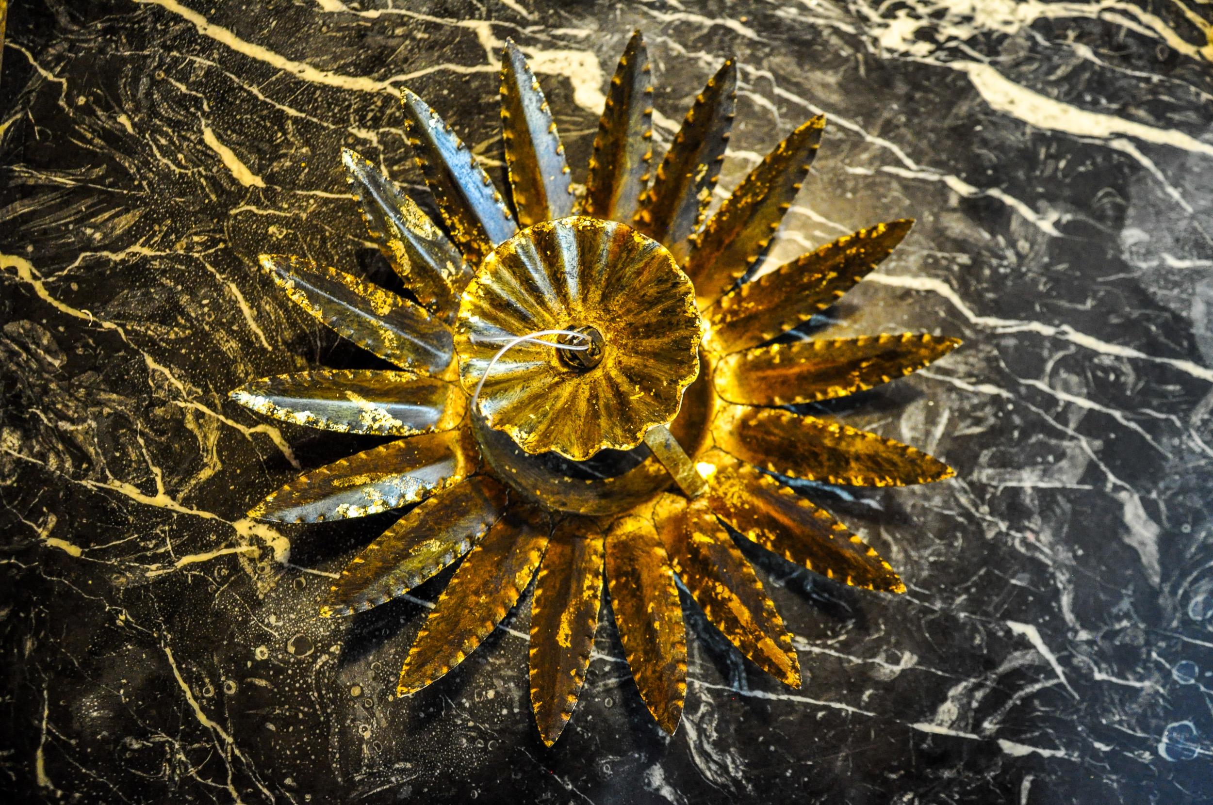 Lampada da parete Sun di ferro arte, metallo e foglia d'oro, Spagna, 1960 in vendita 2