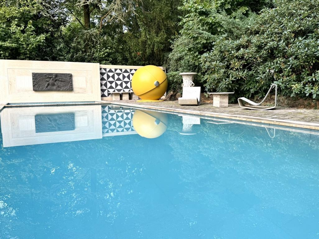 The SUNBALL is a design icon, created for the stylish outdoor area. Like the Ballchair, it embodies the 60s. 

Herbert Selldorf and Günther F. Ris jointly created the Sunball in 1968, which was produced and distributed in exclusive small series in