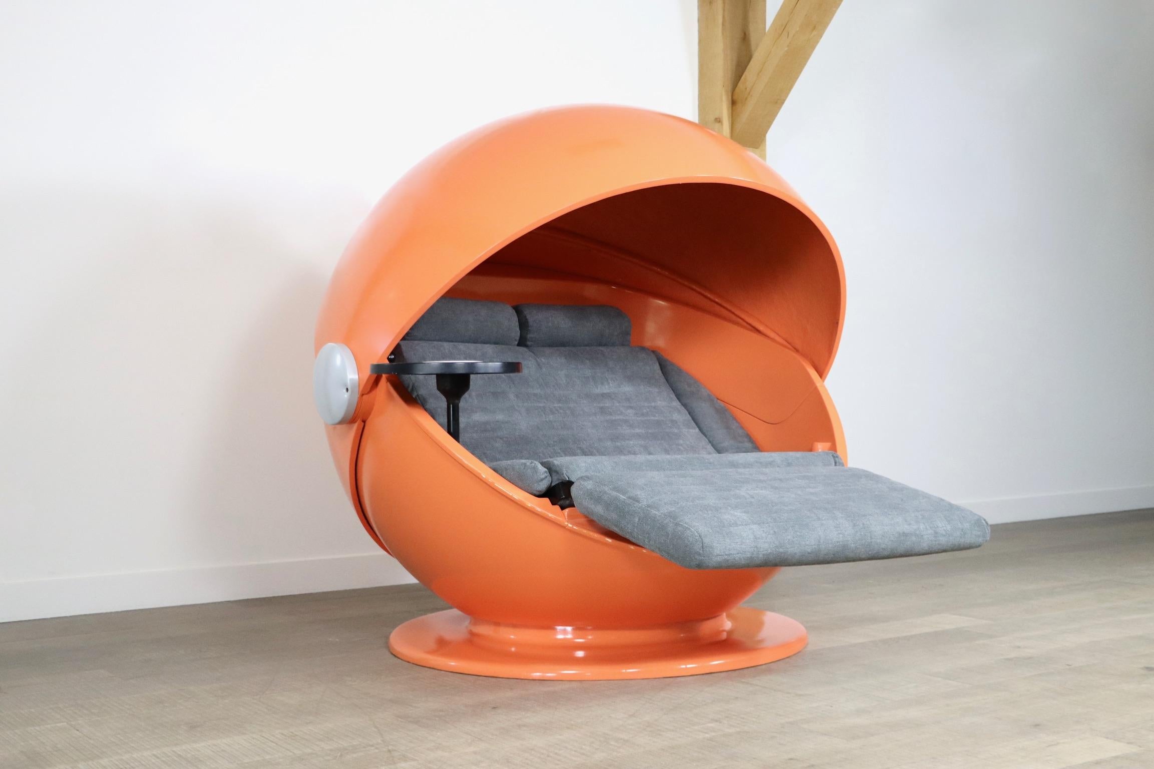 One of only 50 ever produced sunball chairs by Günter Ferdinand Ris and Herbert Selldorf for Rosenthal, 1969.
This particular one has water resisting upholstery and one side table.
The beautiful orange shells fold open to reveal a double lounge