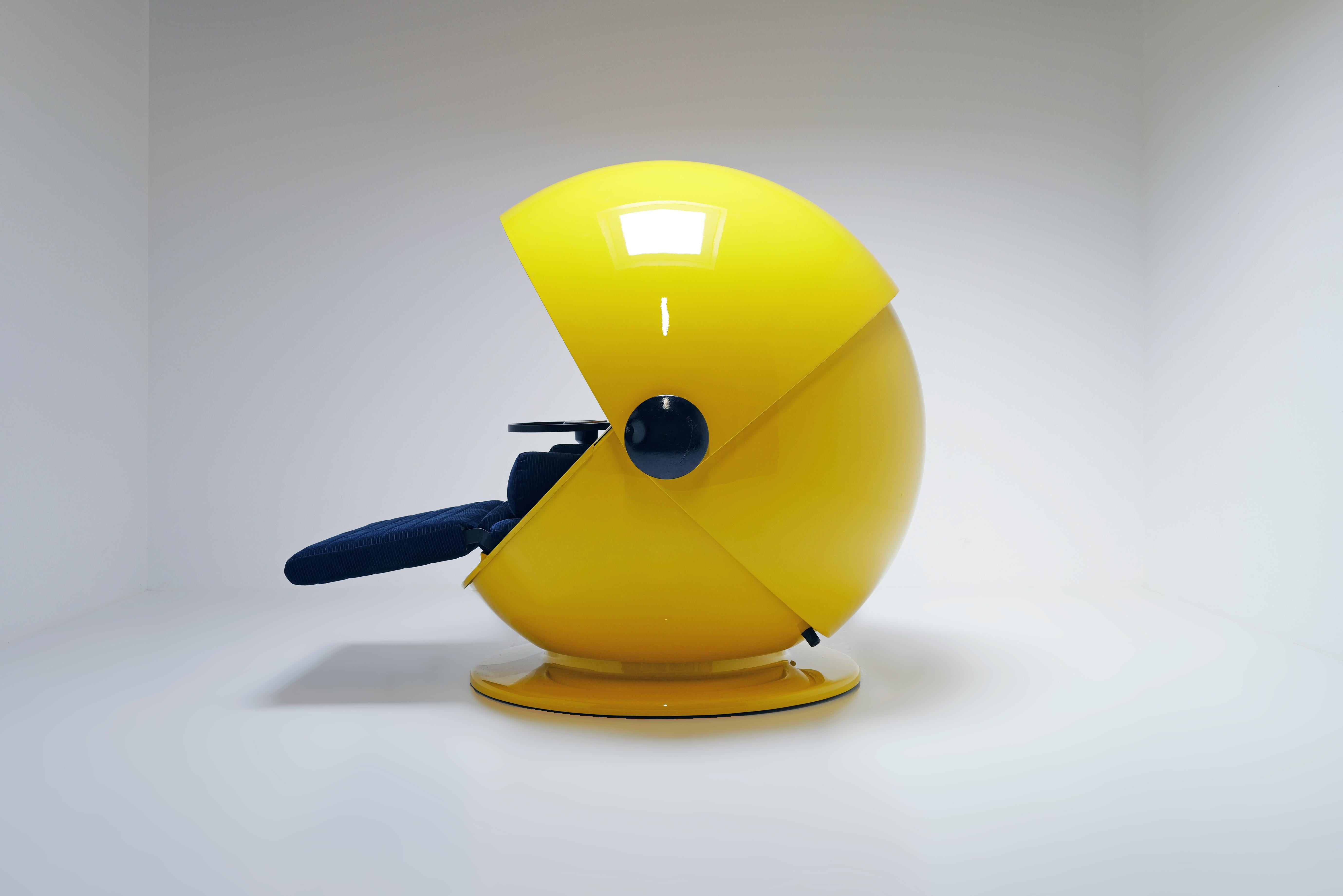 Designed in 1969 by Günter Ferdinand Ris and Herbert Selldorf for Rosenthal, this original Sunball Chair is a sculptural masterpiece that seamlessly combines futurism and functionality.

The Sunball is made up of two half-spherical shells that can