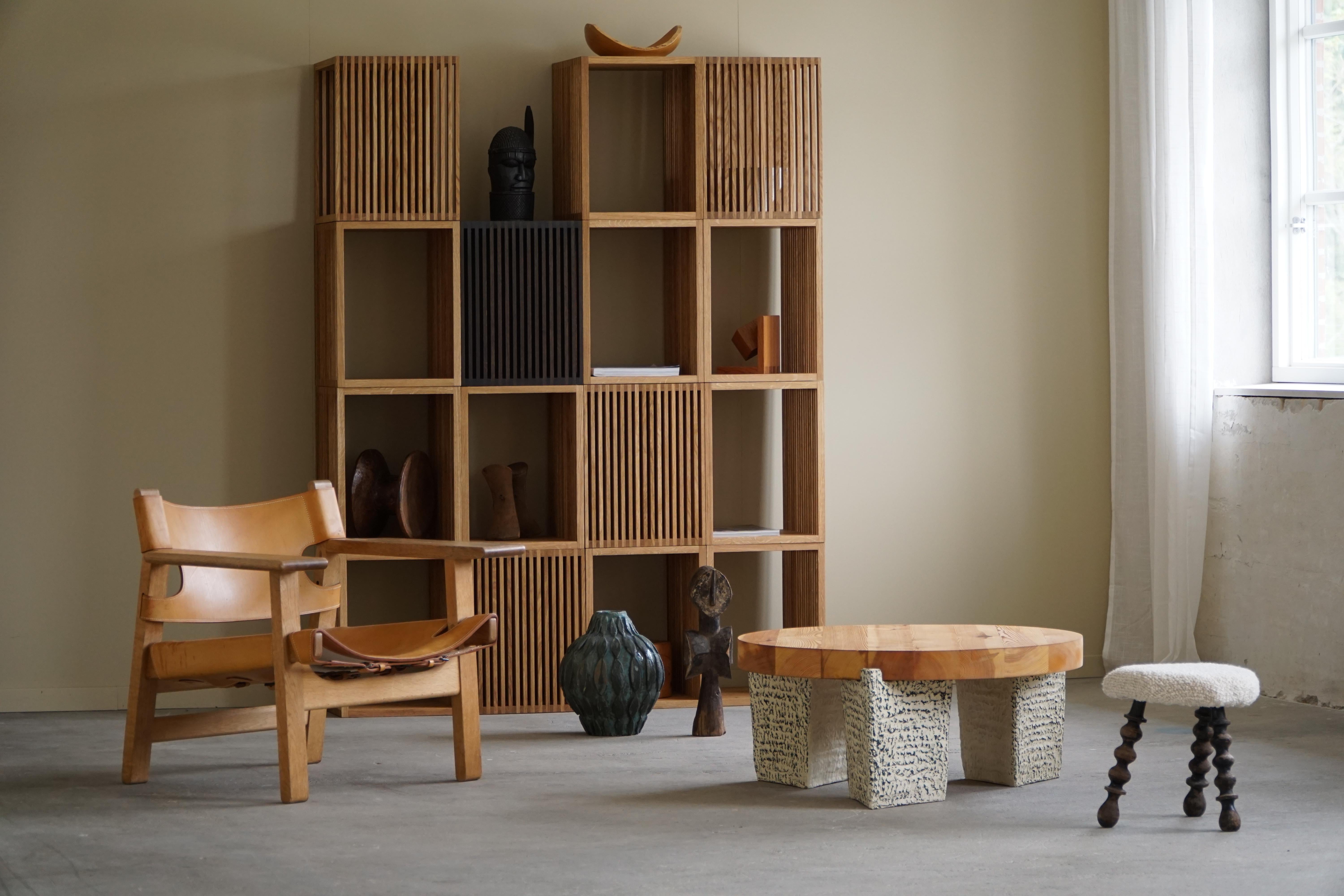 Fait main Sunbeam Un tabouret multifonctionnel par eliaselias, Oak fumé, Danish Design, 2023 en vente