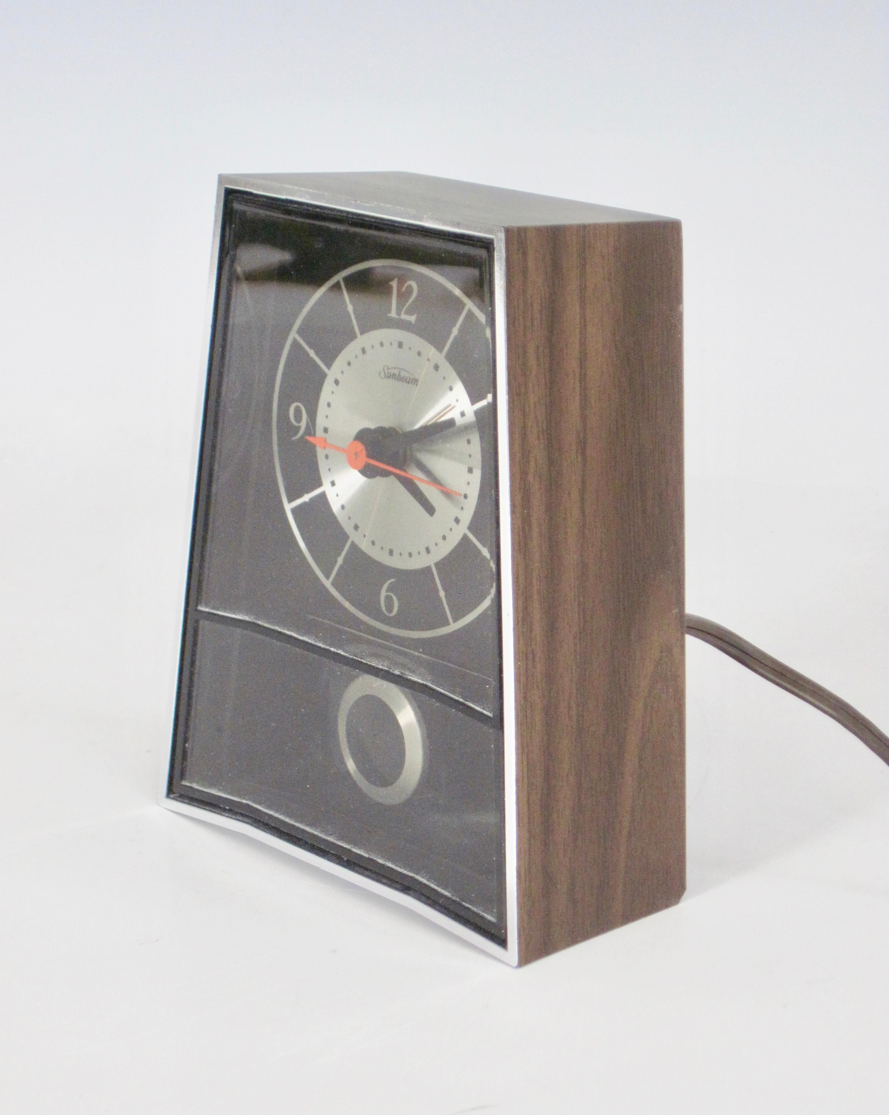 Pendule électrique Sunbeam des années 1970 avec trotteuse et alarme, catalogue # 80-165. Faux bois sur les côtés et le dessus, façade en acrylique.