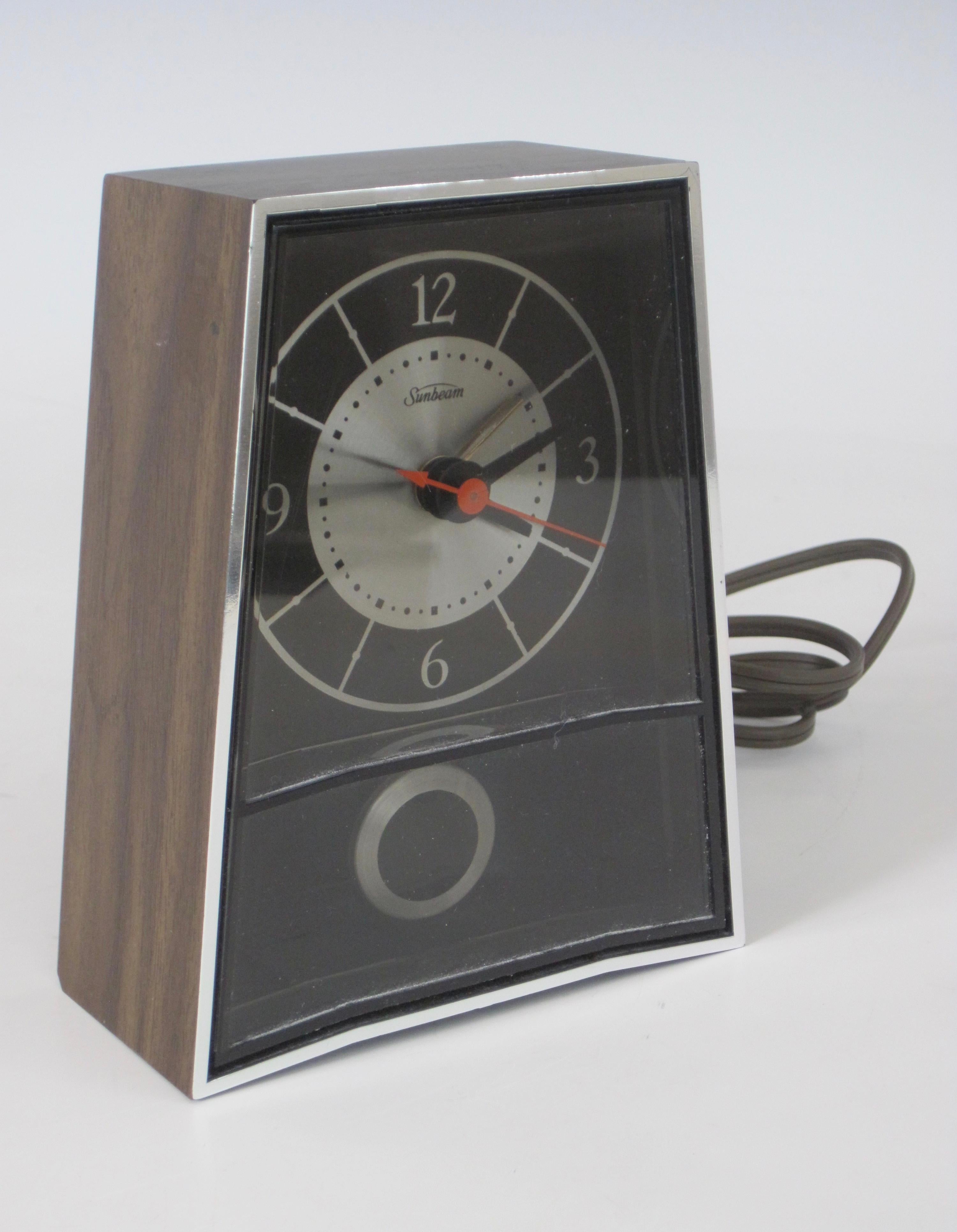Mid-Century Modern Sunbeam Corporation Electric Desk Clock For Sale