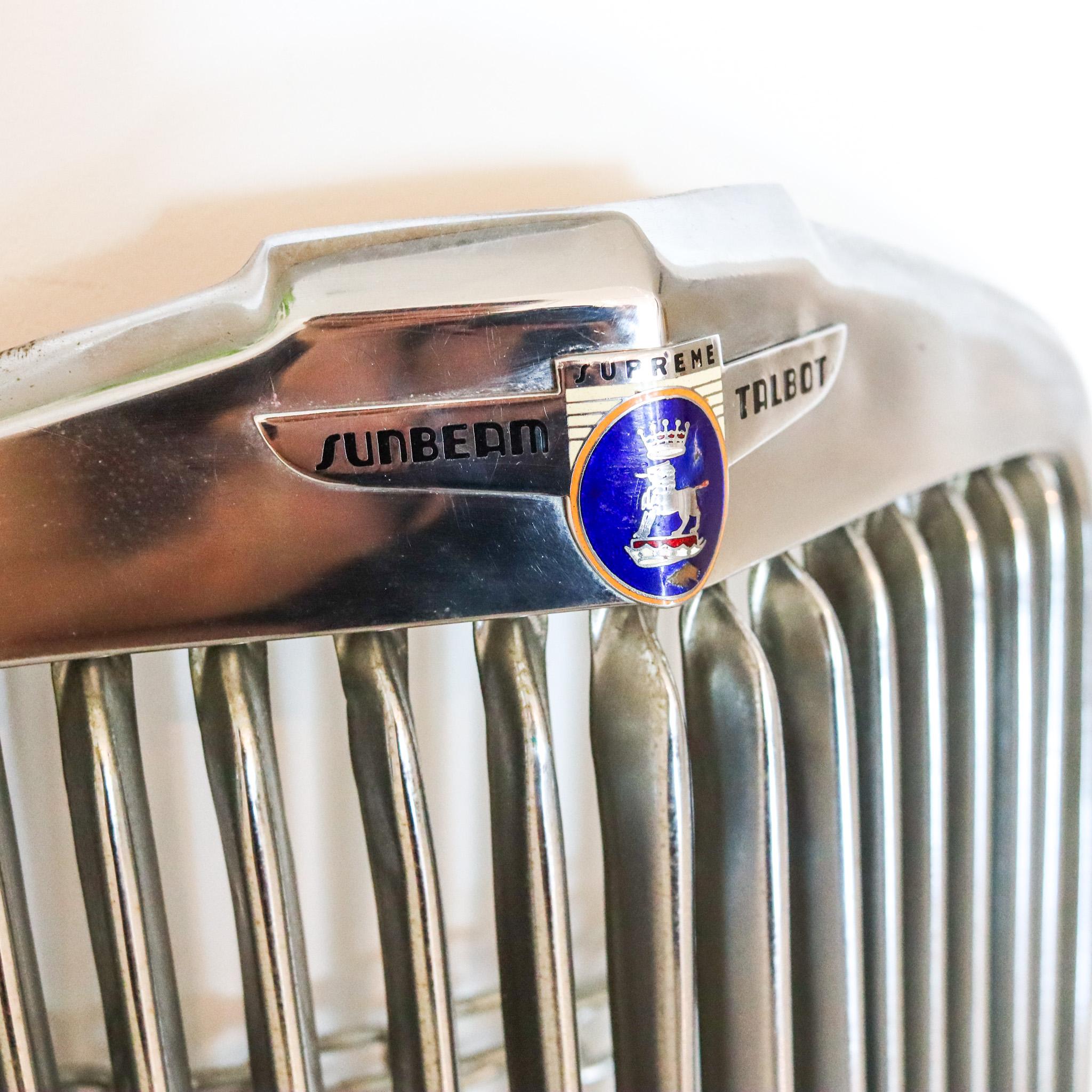 Kühlerabdeckung aus einem Sunbeam Supreme Talbot von 1947.

Seltenes und sehr dekoratives Stück aus der amerikanischen Retro-Zeit. Dies ist eine Kühlerabdeckung von der kultigen und beliebten Sunbeam Supreme Talbot Auto zwischen den 1947 und 1953
