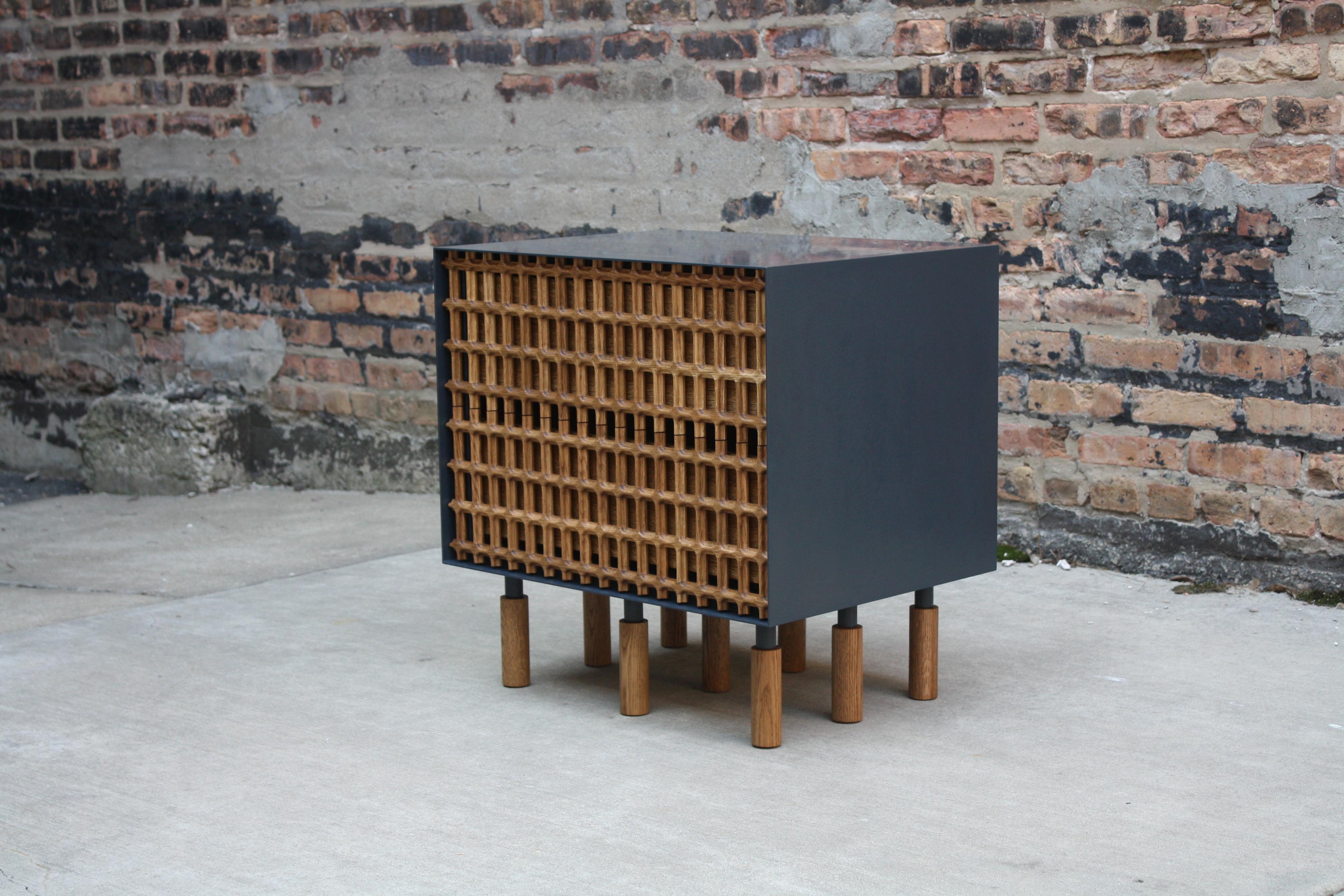 Sunbreaker Beistellschrank mit zwei Schubladen von Laylo Studio
Limitierte Auflage
Abmessungen: T 45,7 x B 61 x H 61 cm.
MATERIALIEN: Pulverbeschichteter Stahl, Eiche.

Geschnitztes Holz und geschweißter Stahl.
In Anlehnung an den Palast von Gustavo