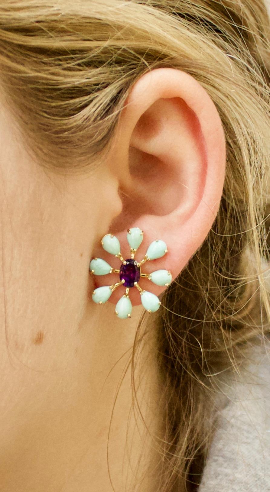 Boucles d'oreilles en or jaune 18k avec améthyste et turquoise persane en forme de soleil
Deux améthystes ovales pèsent 1,40 carats environ   
16 turquoises persanes 6 x 3,5 mm
Exclusivement Design/One pour Jewels of Wailea  
