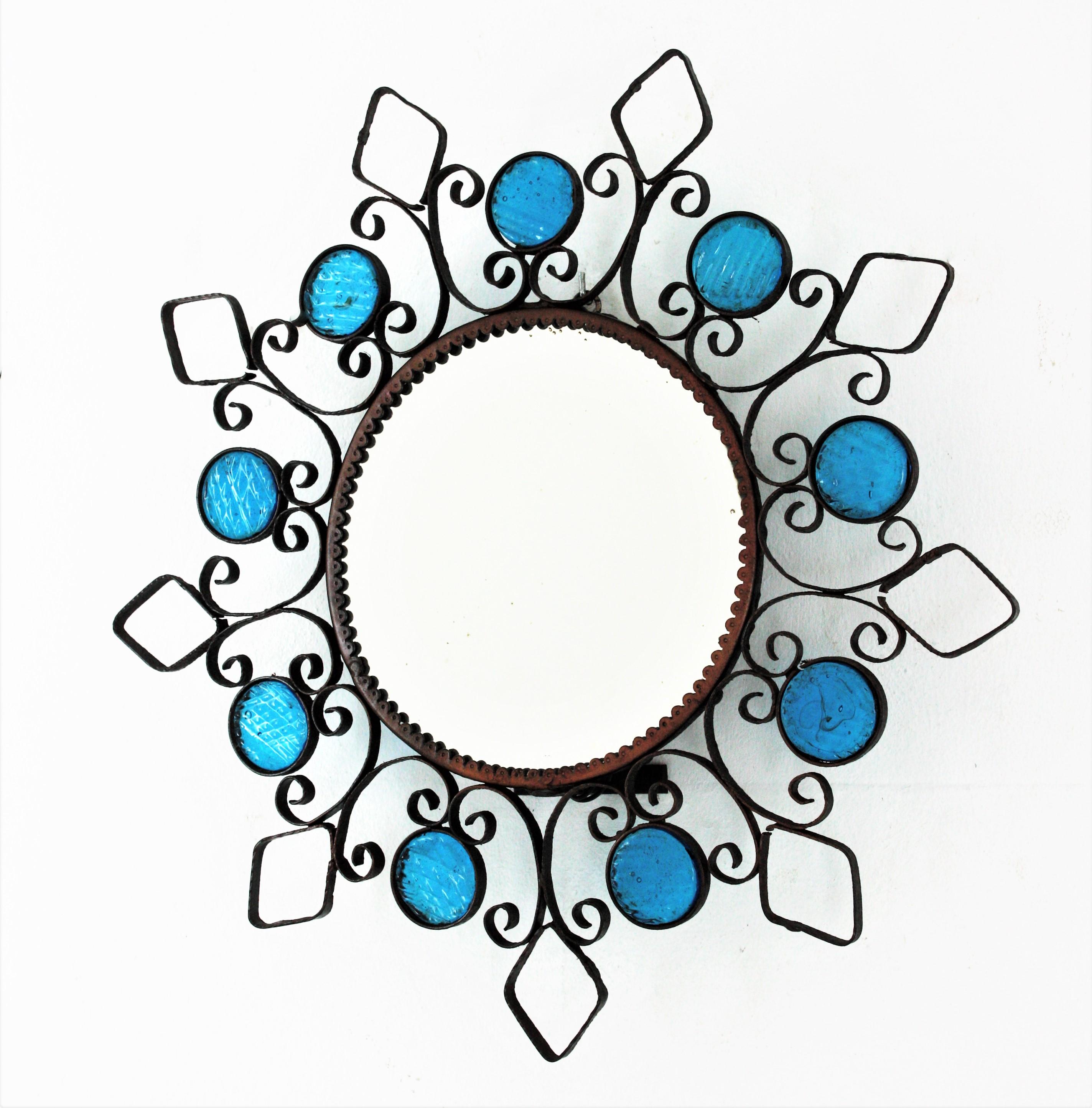 Sunburst-Spiegel/Wandleuchte aus Schmiedeeisen und blauem Glas mit Rückenleuchter im Angebot 5