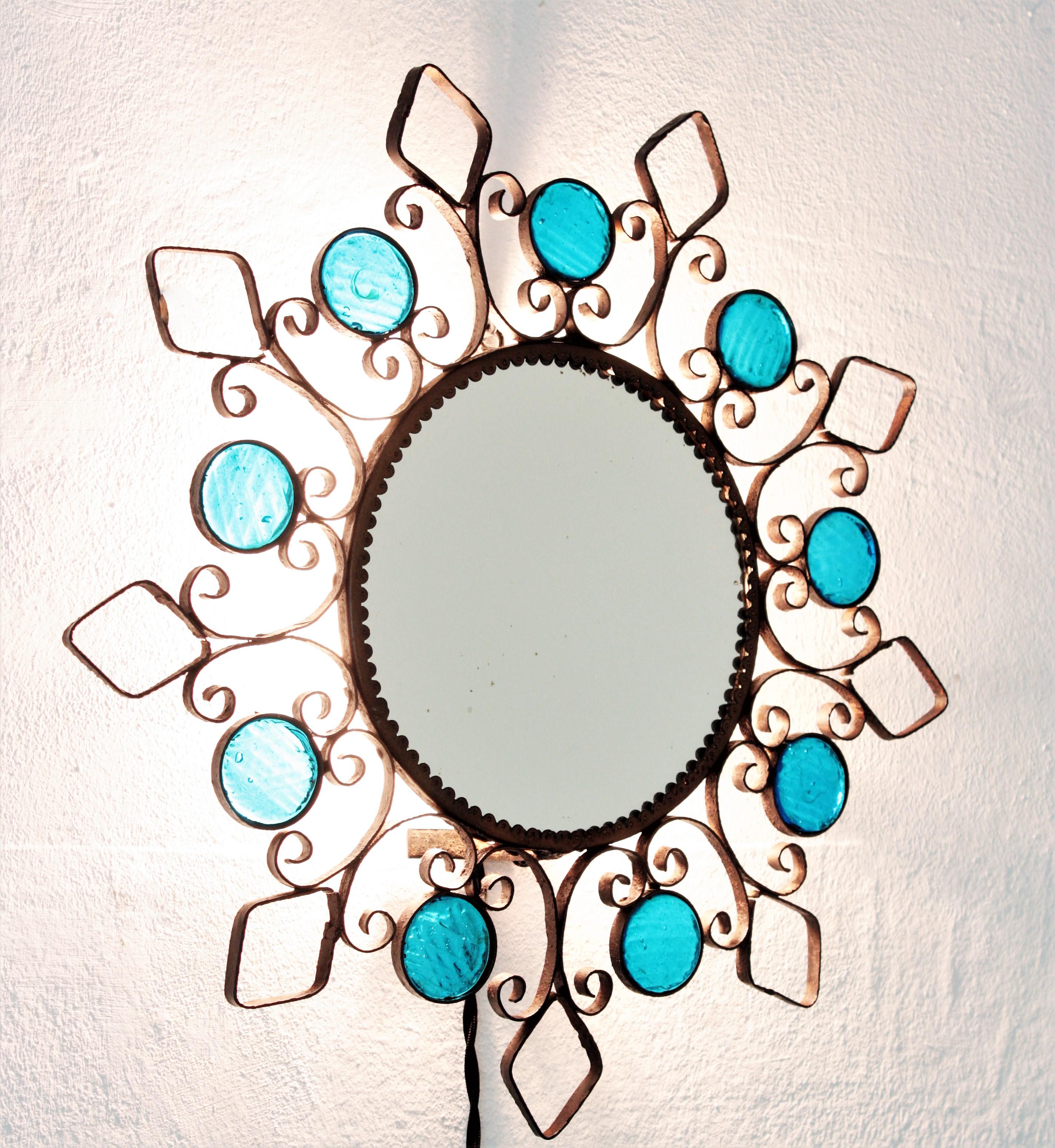 Sunburst-Spiegel/Wandleuchte aus Schmiedeeisen und blauem Glas mit Rückenleuchter im Angebot 1