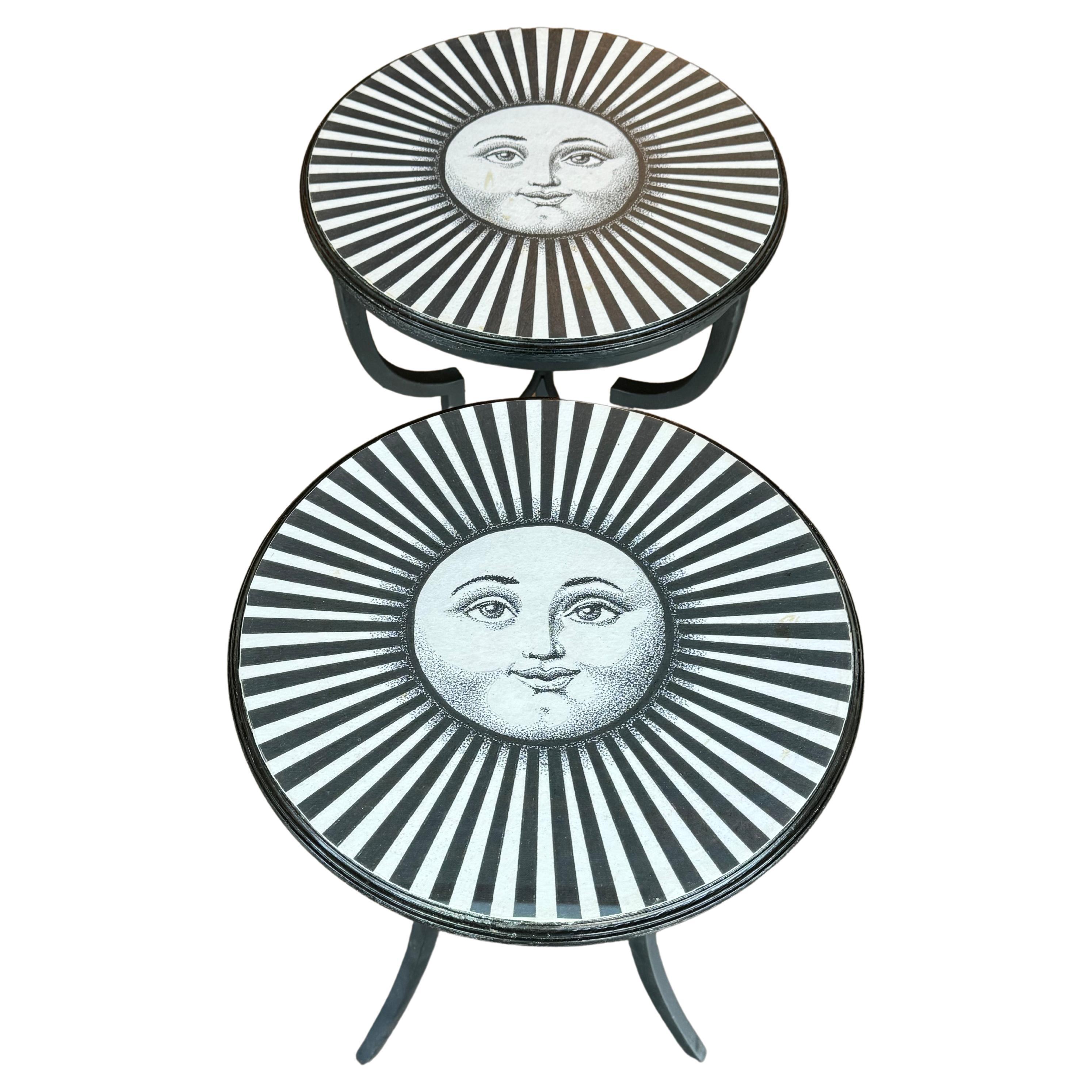 Tables d'appoint à base française dans le style de Fornisetti
Plateaux de table en toile stratifiée enduite avec base de style Fornisetti
Base en fer forgé, adaptée à toute pièce avec plateau graphique qui se double d'un art, et d'un mobilier.
Base