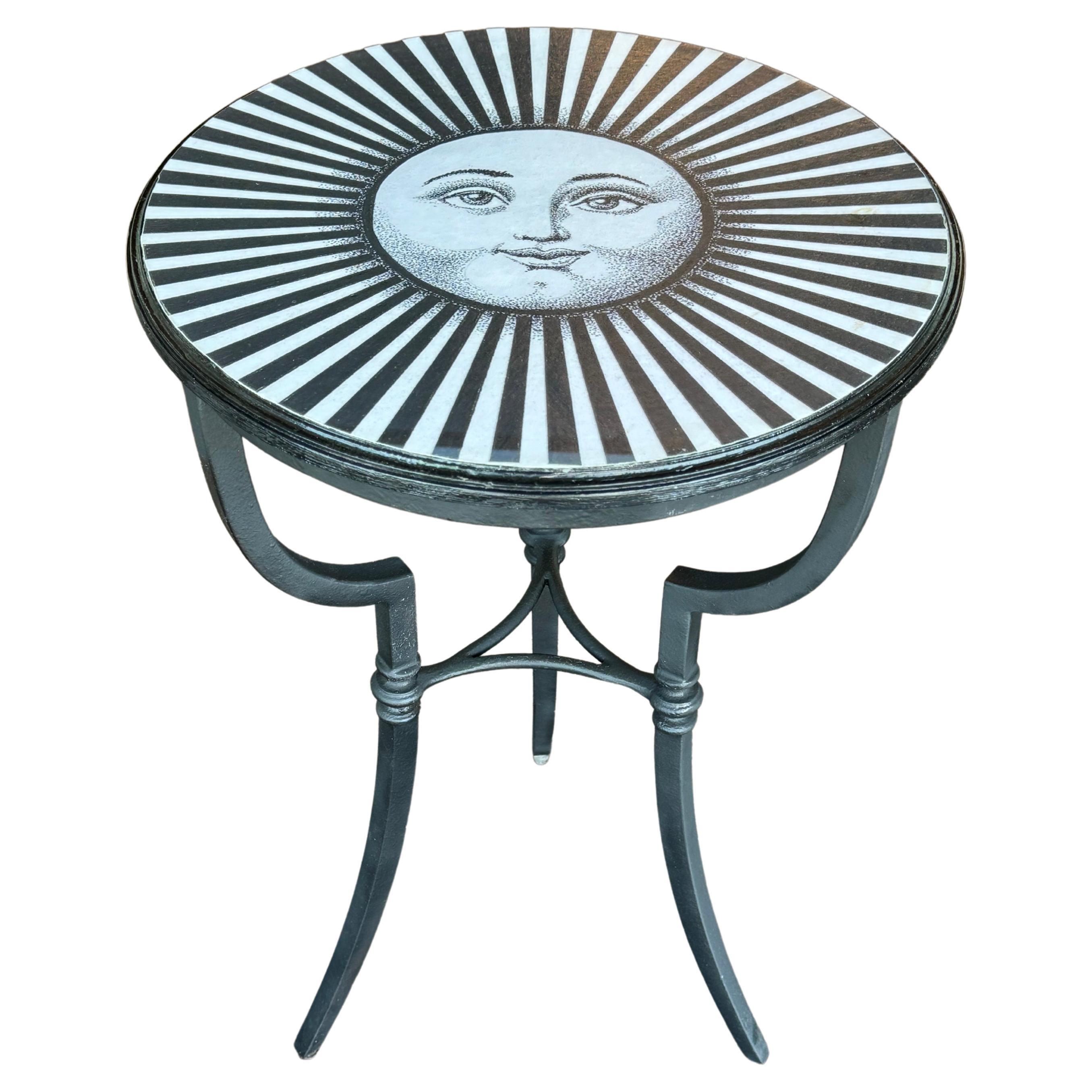 Laminé Tables d'appoint Sunburst noir et blanc dans le style de Fornisetti en vente