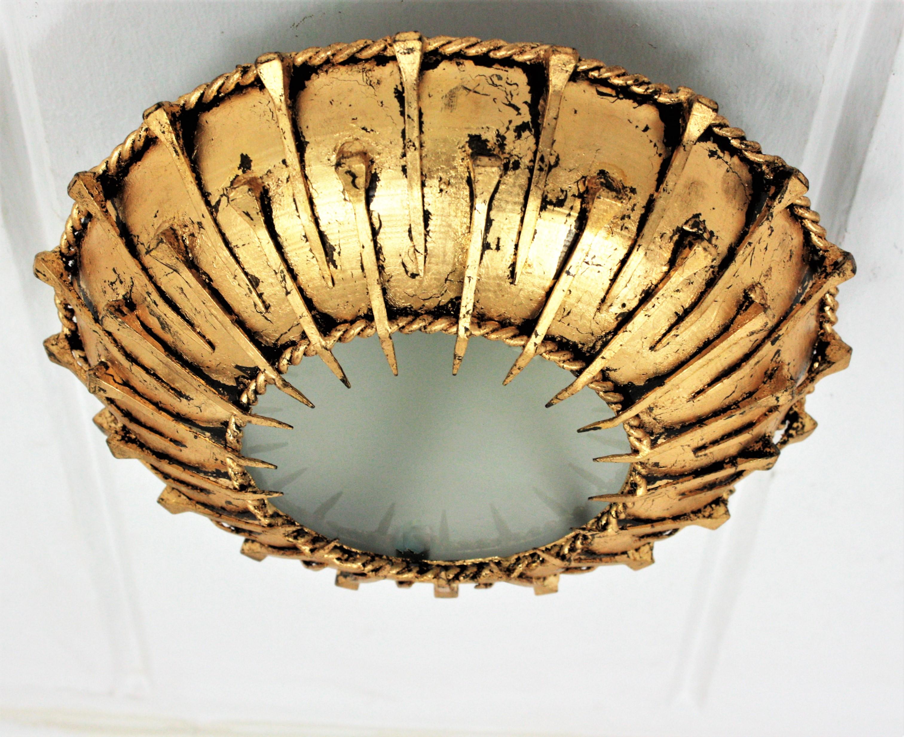 Mid-Century moderno Plafoniera brutalista Sunburst con motivi di chiodi, ferro dorato e vetro in vendita