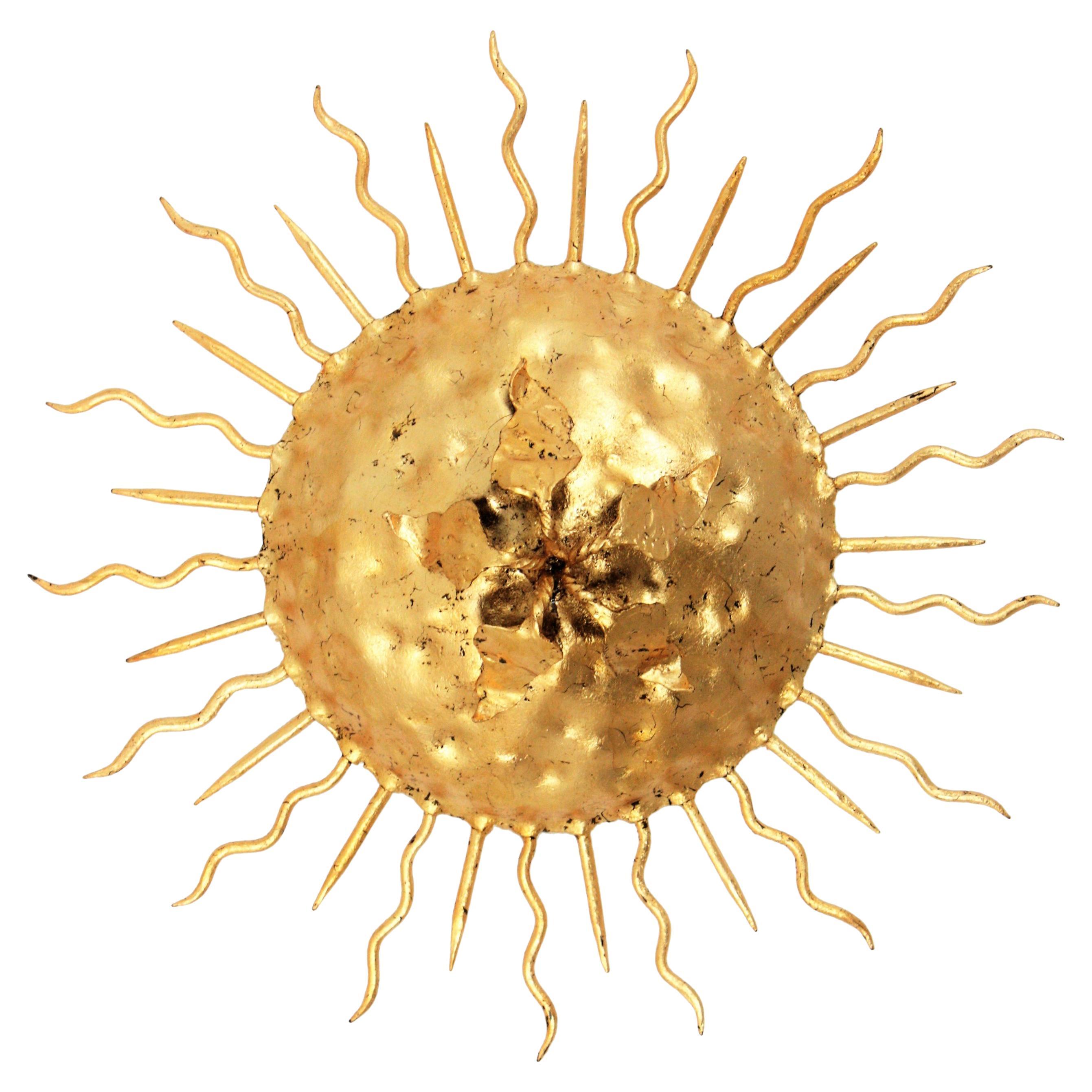 Luminaire brutaliste Sunburst en fer doré avec motif de fleur