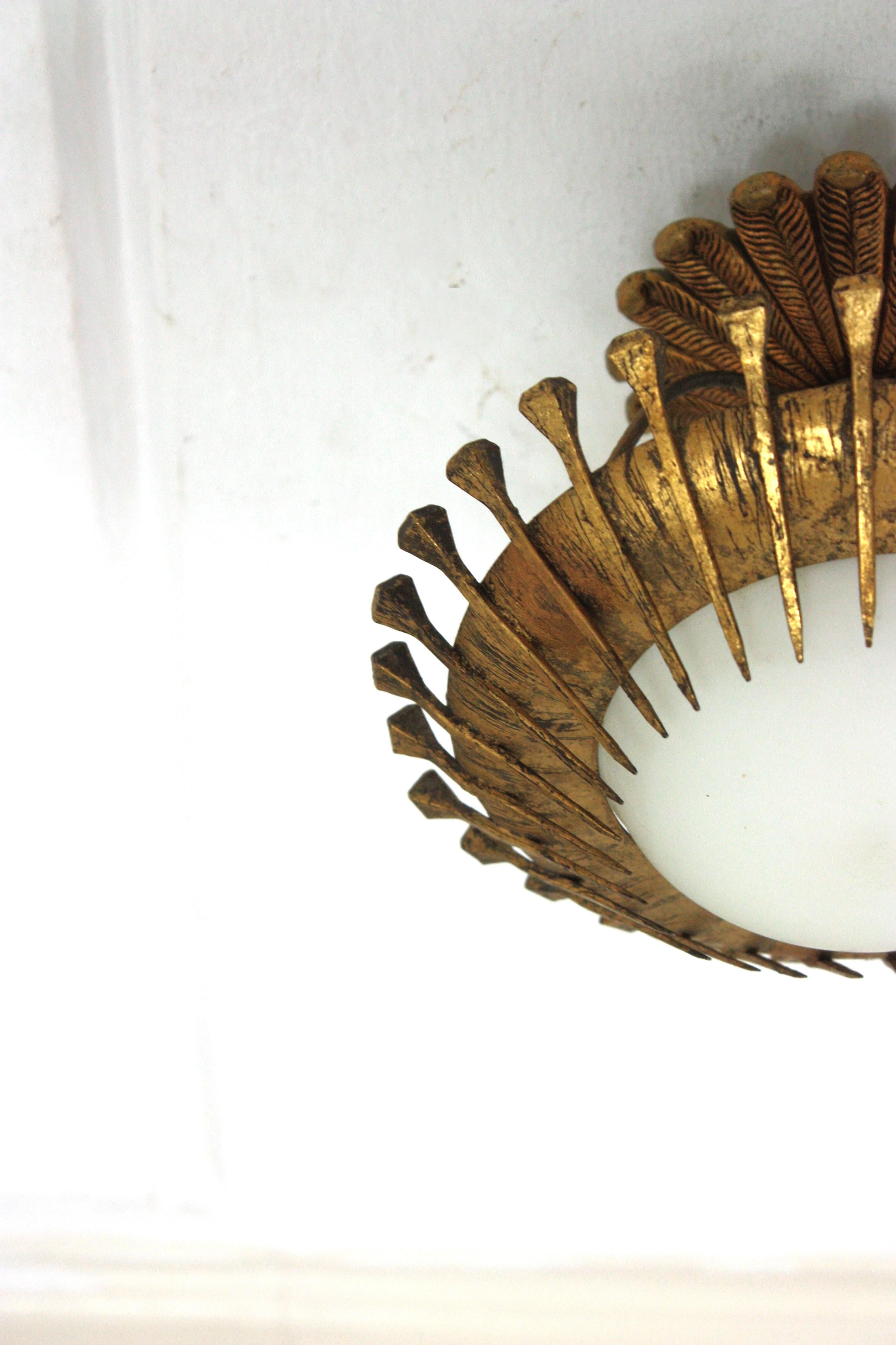 Französische Sonnenschliff-Leuchte mit Nägeldetails, vergoldetes Eisen und Milchglas im Angebot 4