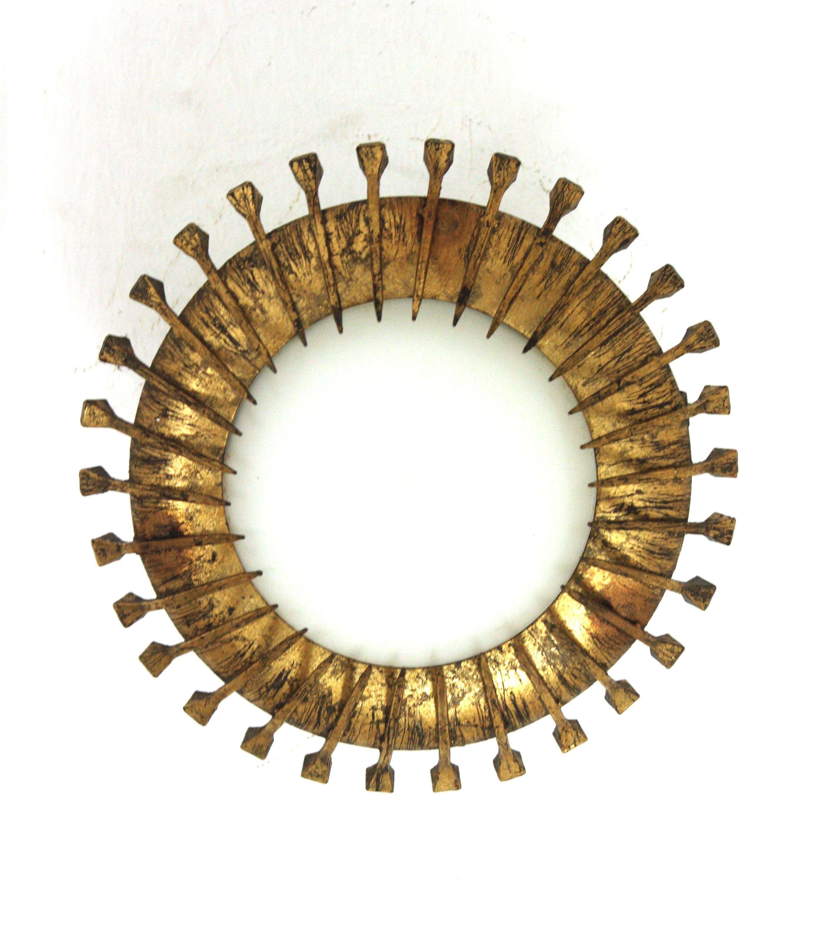 Französische Sonnenschliff-Leuchte mit Nägeldetails, vergoldetes Eisen und Milchglas (Brutalismus) im Angebot
