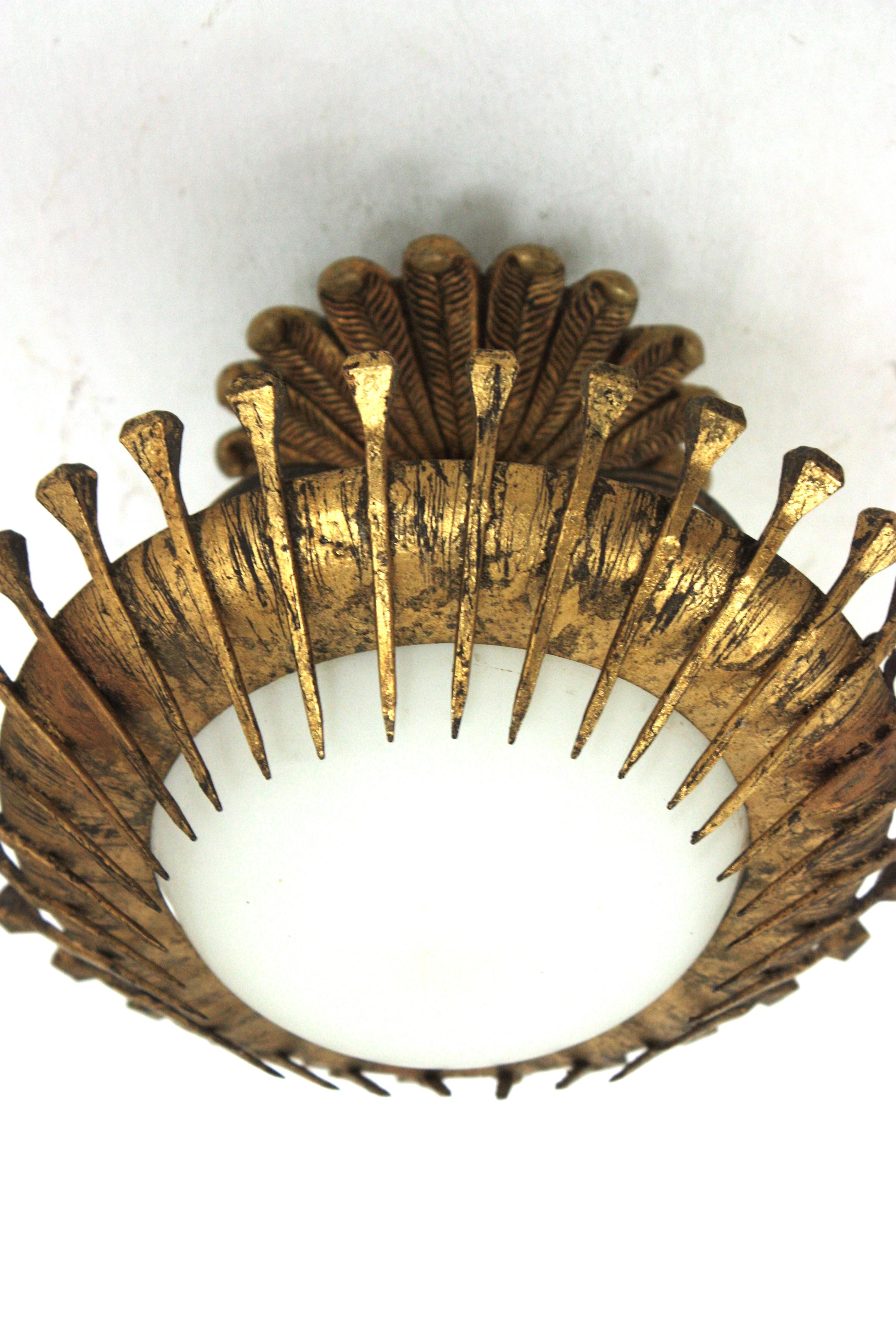 Französische Sonnenschliff-Leuchte mit Nägeldetails, vergoldetes Eisen und Milchglas (Spanisch) im Angebot