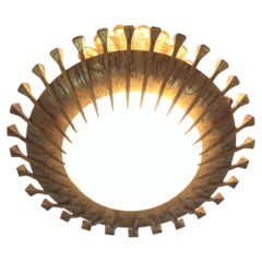 Lámpara Brutalista Sunburst con Detalles de Clavos, Hierro Dorado y Vaso de Leche